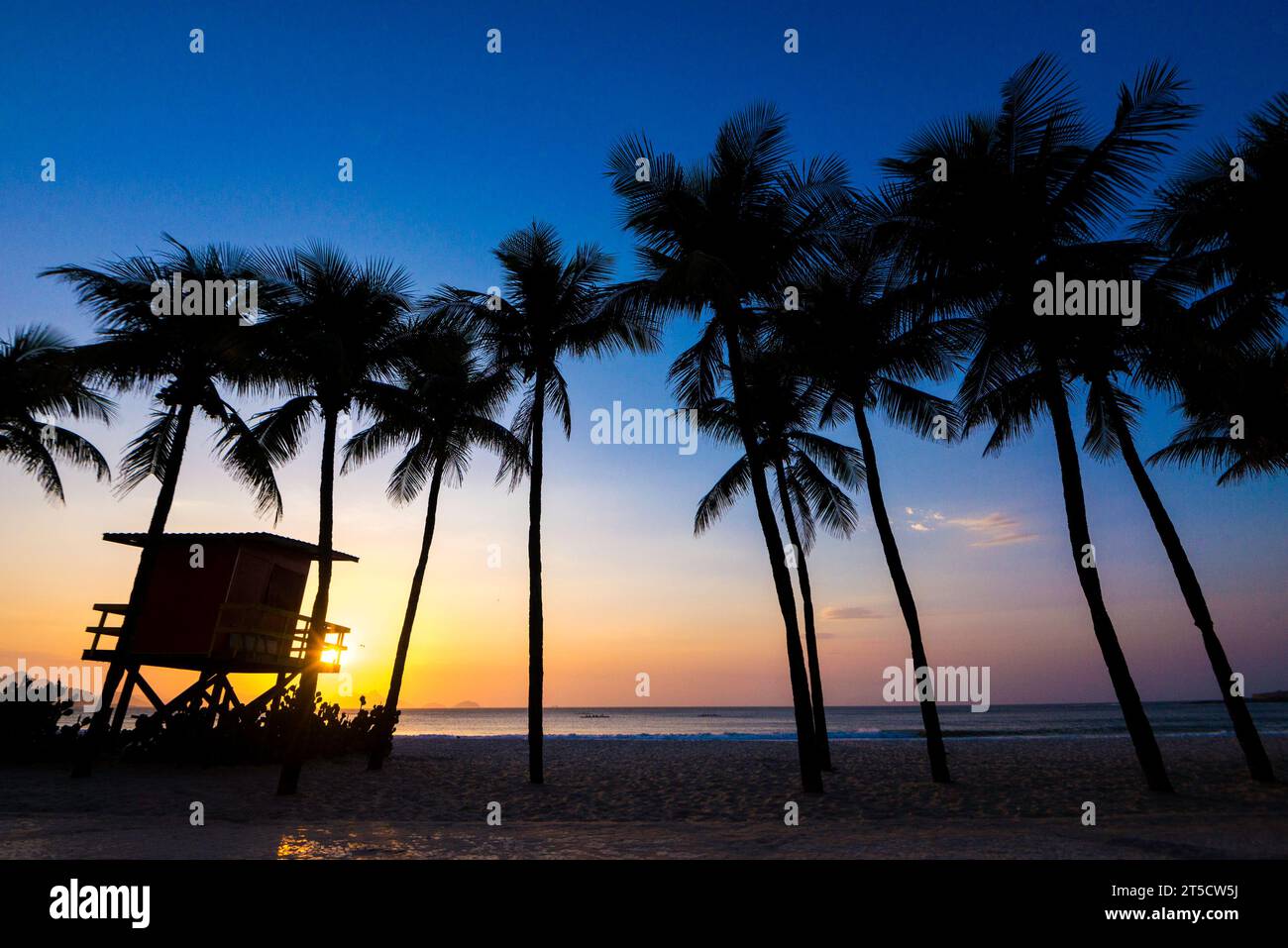 Palmen und Rettungsschwimmer am Copacabana Beach bei Sonnenaufgang Stockfoto
