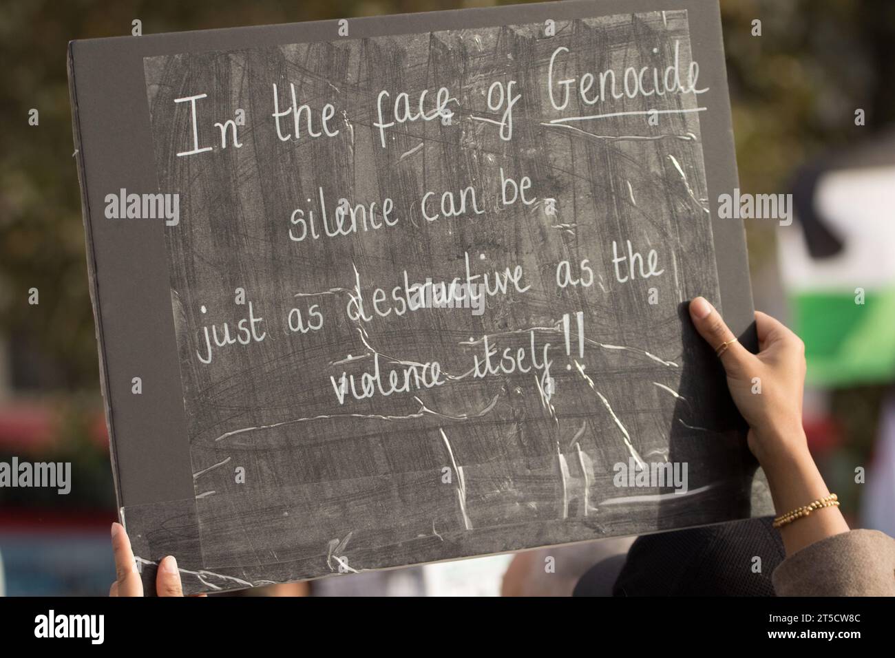 Westminster, London, Großbritannien. November 2023. Gruppen, die die Palästinenser unterstützen, protestieren in Zentral-London als Reaktion auf die anhaltende Krise zwischen Israel und Hamas im Gazastreifen. Israel erklärte, dass nach dem Angriff der Hamas auf Israel am 7. Oktober ein Kriegszustand zwischen den beiden Regionen besteht, bei dem mehr als 1400 israelische Männer, Frauen und Kinder ums Leben kamen. Die Proteste sind besorgt über die Reaktion des israelischen Militärs. Quelle: Newspics UK London/Alamy Live News Stockfoto