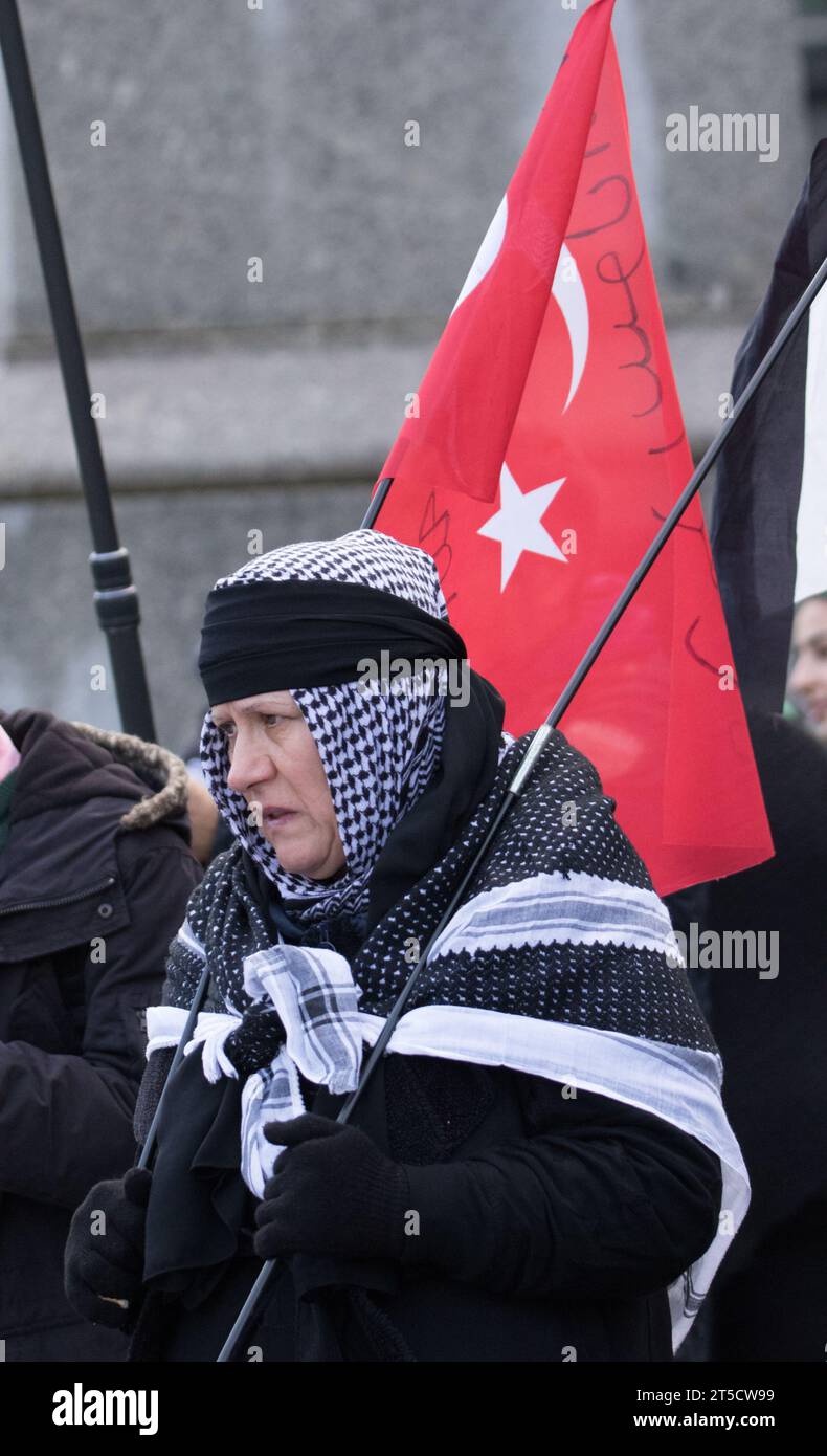 Westminster, London, Großbritannien. November 2023. Gruppen, die die Palästinenser unterstützen, protestieren in Zentral-London als Reaktion auf die anhaltende Krise zwischen Israel und Hamas im Gazastreifen. Israel erklärte, dass nach dem Angriff der Hamas auf Israel am 7. Oktober ein Kriegszustand zwischen den beiden Regionen besteht, bei dem mehr als 1400 israelische Männer, Frauen und Kinder ums Leben kamen. Die Proteste sind besorgt über die Reaktion des israelischen Militärs. Quelle: Newspics UK London/Alamy Live News Stockfoto