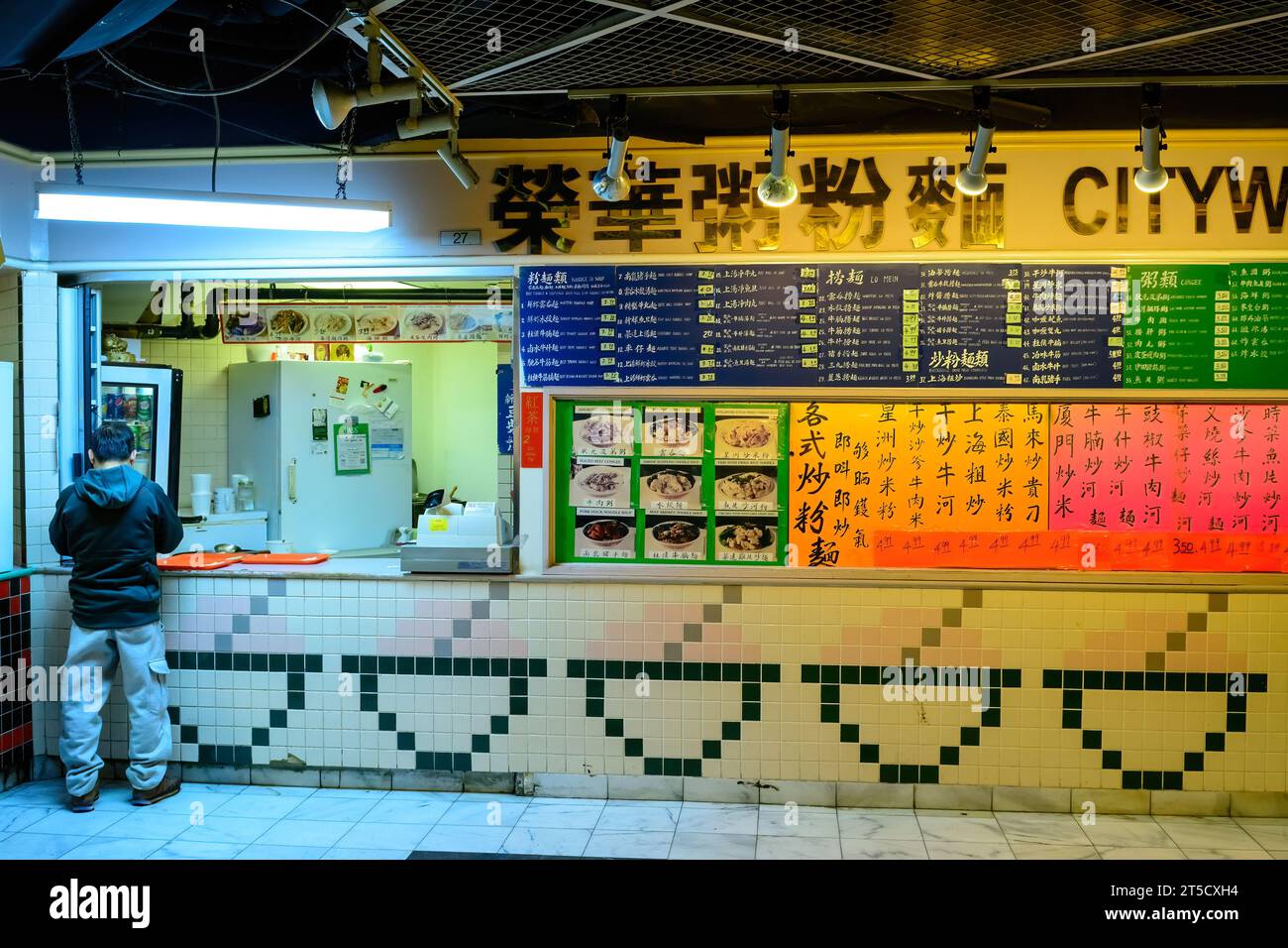 Toronto, Kanada, 2013, Lebensmittelkiosk im Chinatown Centre or Center. Traditionelles Angebot asiatischer Küche. Stockfoto