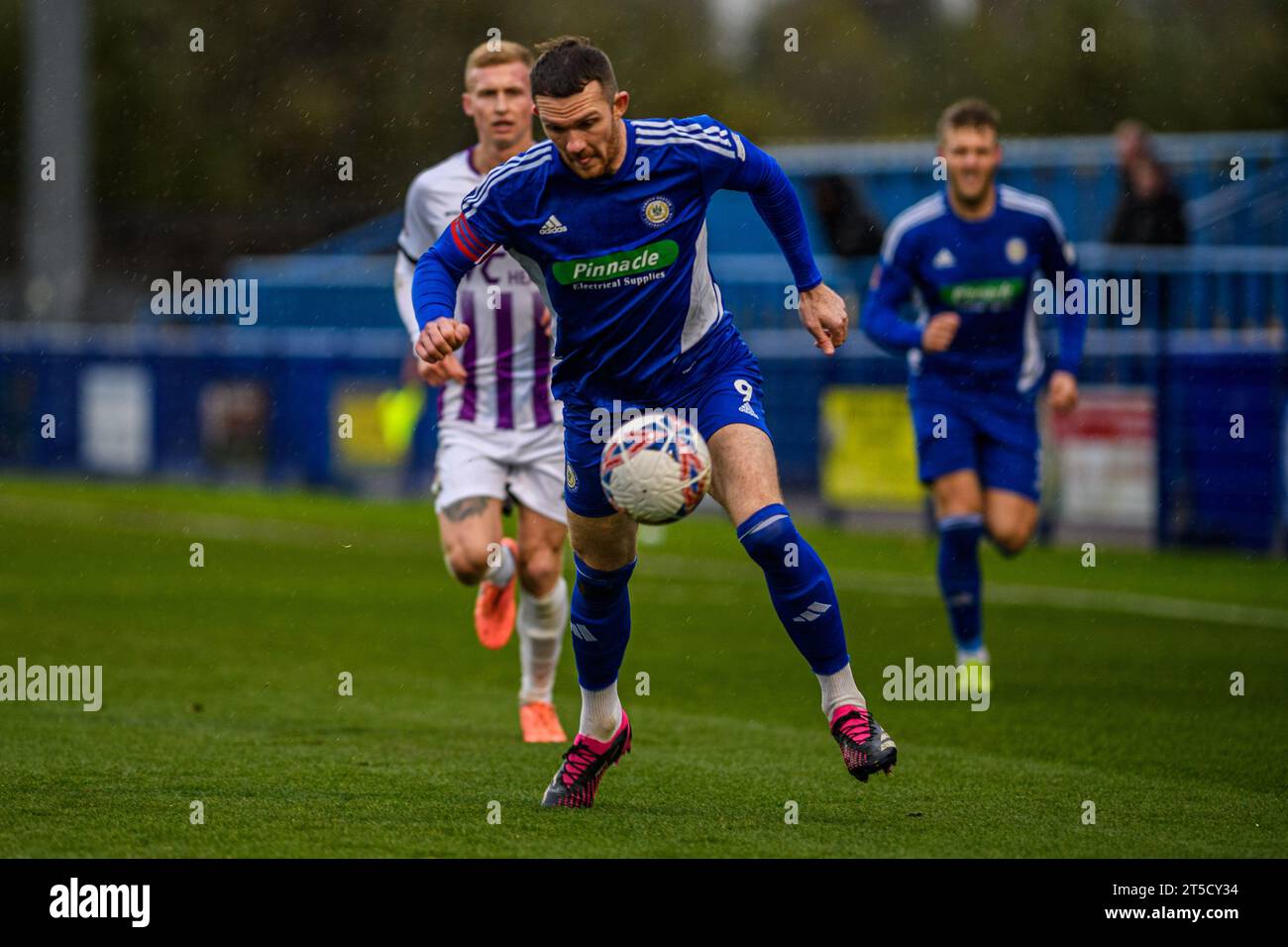 Ashton-under-Lyne am Samstag, 4. November 2023. James Spencer von Curzon Ashton wird am Samstag, den 4. November 2023, im Tameside Stadium in Ashton-Under-Lyne im FA Cup First Round-Spiel zwischen Curzon Ashton und Barnet ausgetragen. (Foto: Ian Charles | MI News) Credit: MI News & Sport /Alamy Live News Stockfoto