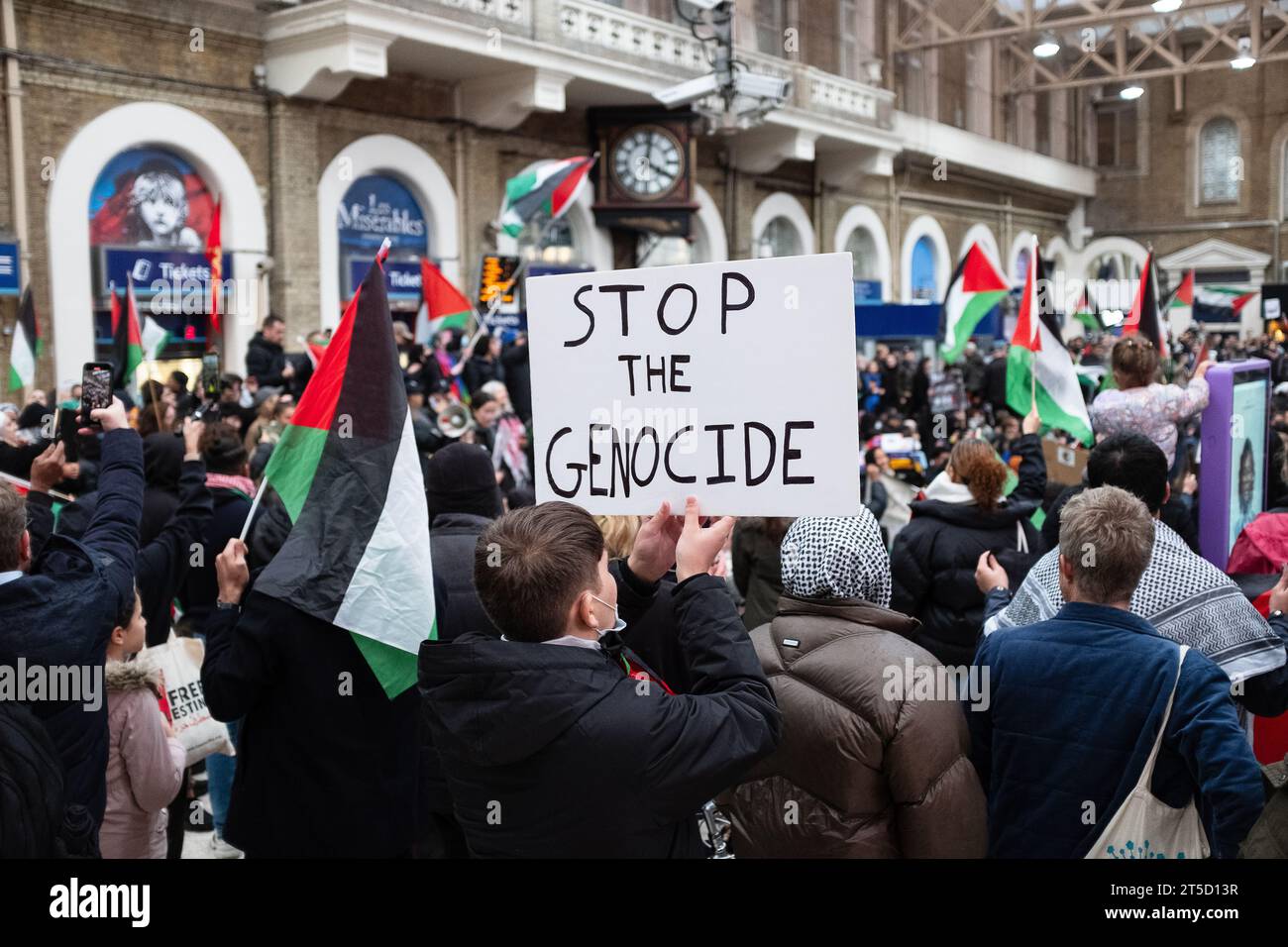 London - 4. November 2023: Pro-Palästina-Protest in Zentral-London, der zum Waffenstillstand im Gazastreifen aufruft. Demonstranten besetzen die Charring Cross Station. Stockfoto