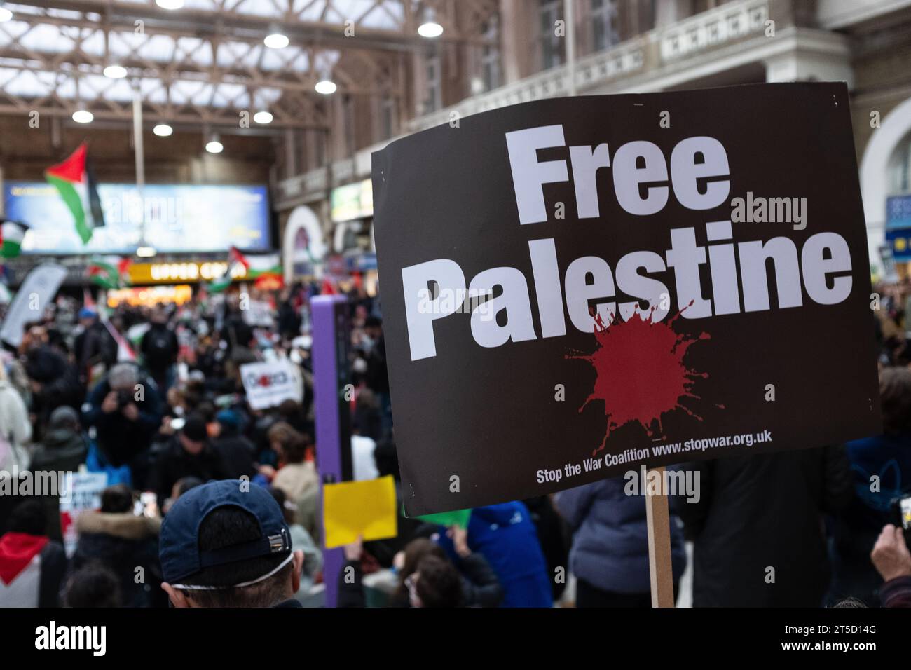 London - 4. November 2023: Pro-Palästina-Protest in Zentral-London, der zum Waffenstillstand im Gazastreifen aufruft. Demonstranten besetzen die Charring Cross Station. Stockfoto