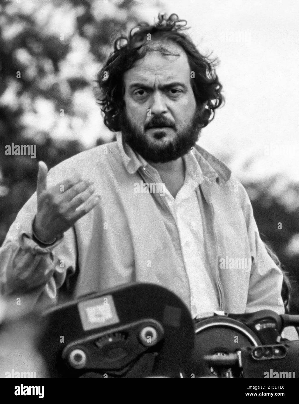 Stanley Kubrick. Porträt des US-amerikanischen Regisseurs Stanley Kubrick (1928–1999) am Set von Barry Lyndon, um 1973/4 Stockfoto