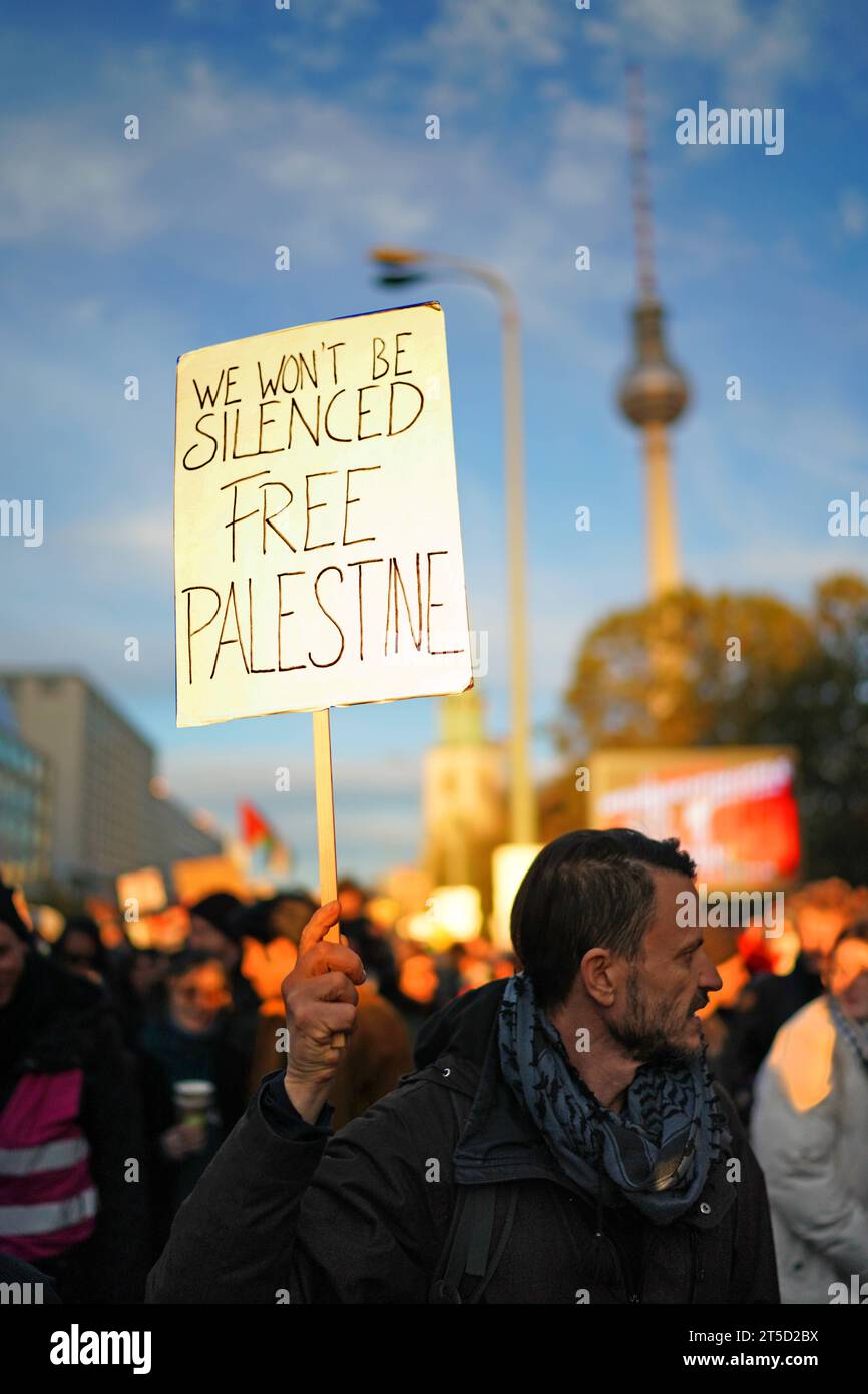 Berlin, Demonstration GER, Berlin, 20231104, Demo, kundgebung gegen Israel, Einmarsch in den GAZA Streifen, Nahost Konflikt mit Palästina, *** Berlin, Demonstration GER, Berlin, 20231104, Demo, Demonstration gegen Israel, Invasion des GAZASTREIFENS, Nahost-Konflikt mit Palästina, Credit: Imago/Alamy Live News Stockfoto