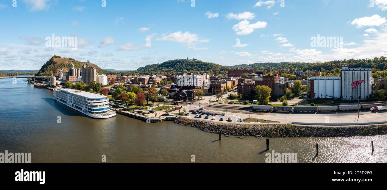 Red Wing, MN - 15. Oktober 2023: Panoramablick auf die Stadt in Minnesota mit Viking Mississippi Stockfoto