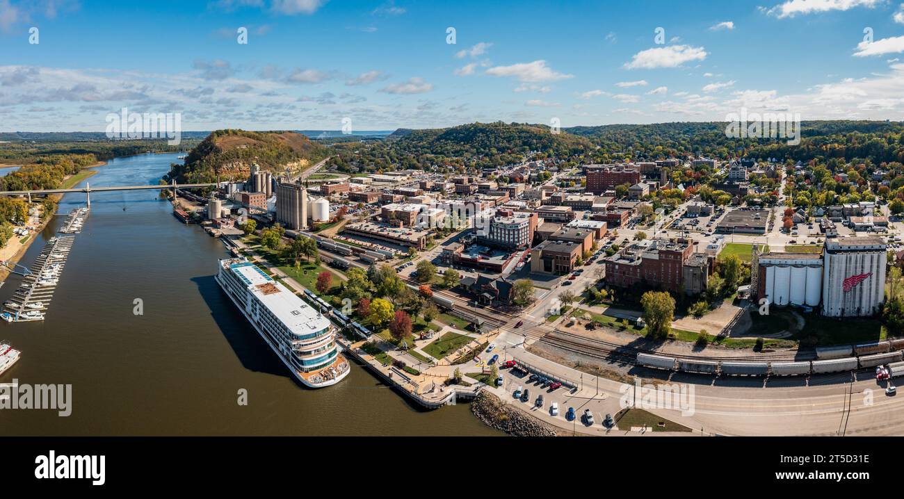 Red Wing, MN - 15. Oktober 2023: Panoramablick auf die Stadt in Minnesota mit Viking Mississippi Stockfoto