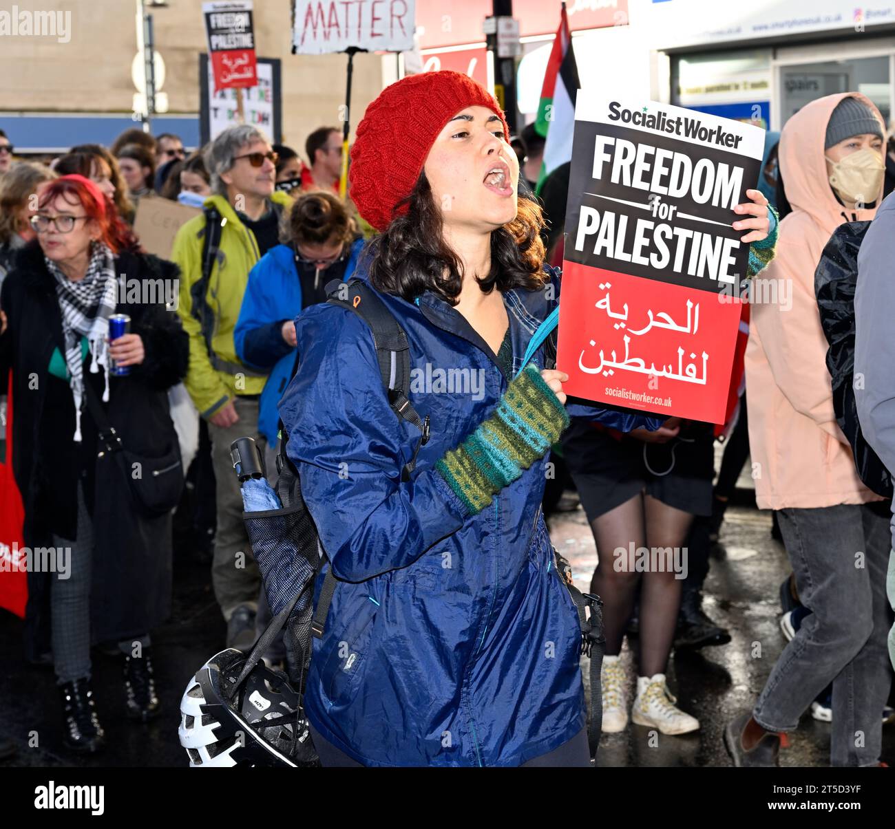 Pro-Palästina marschieren durch das Zentrum von Bristol von der Shah Jalal Moschee in Eastville, durch Broadmead Shopping Viertel zum College Green, Bristol, Stockfoto