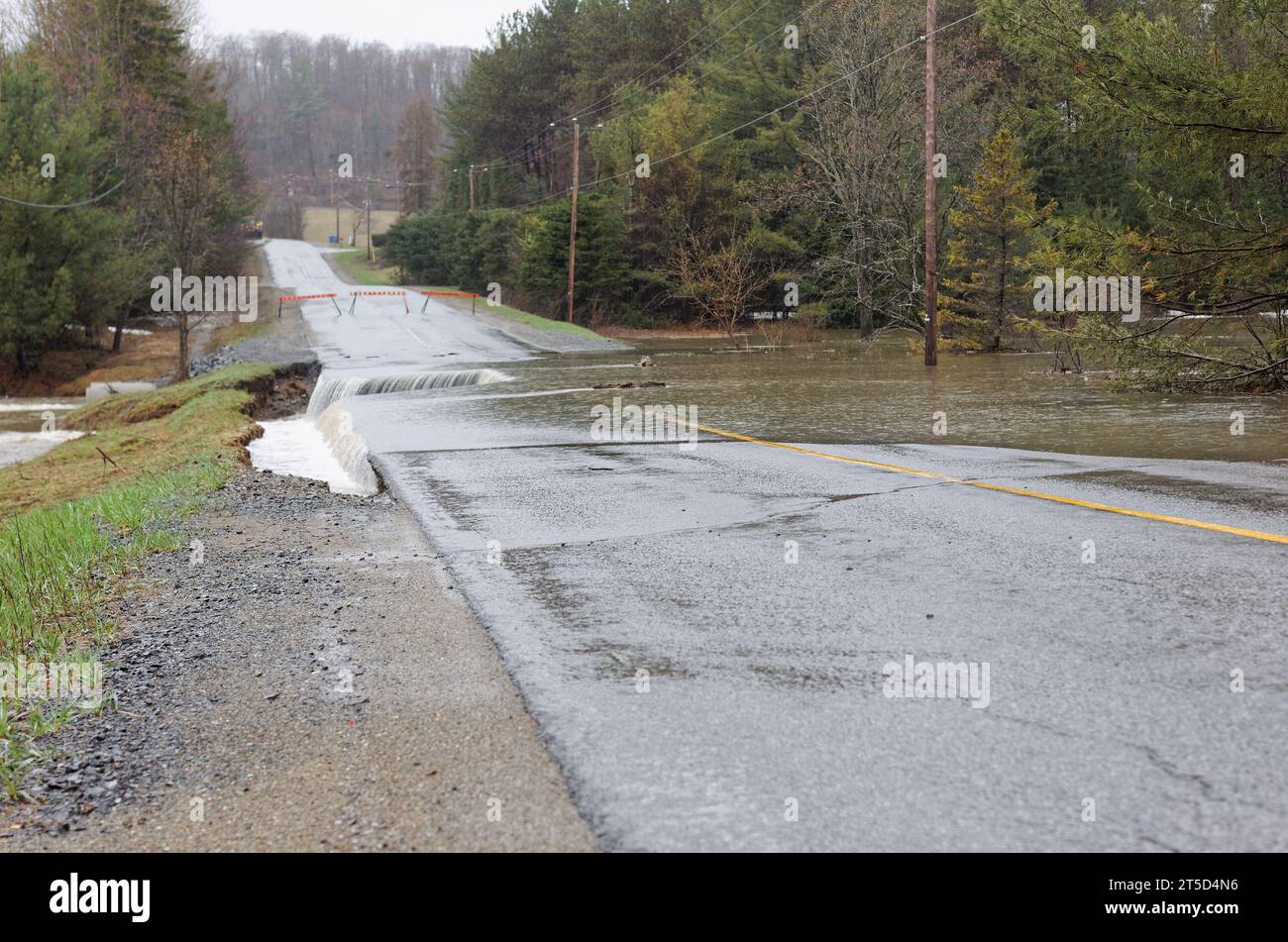 Die Landstraße wurde bei starkem Regen ausgespült. Quebec, Kanada Stockfoto