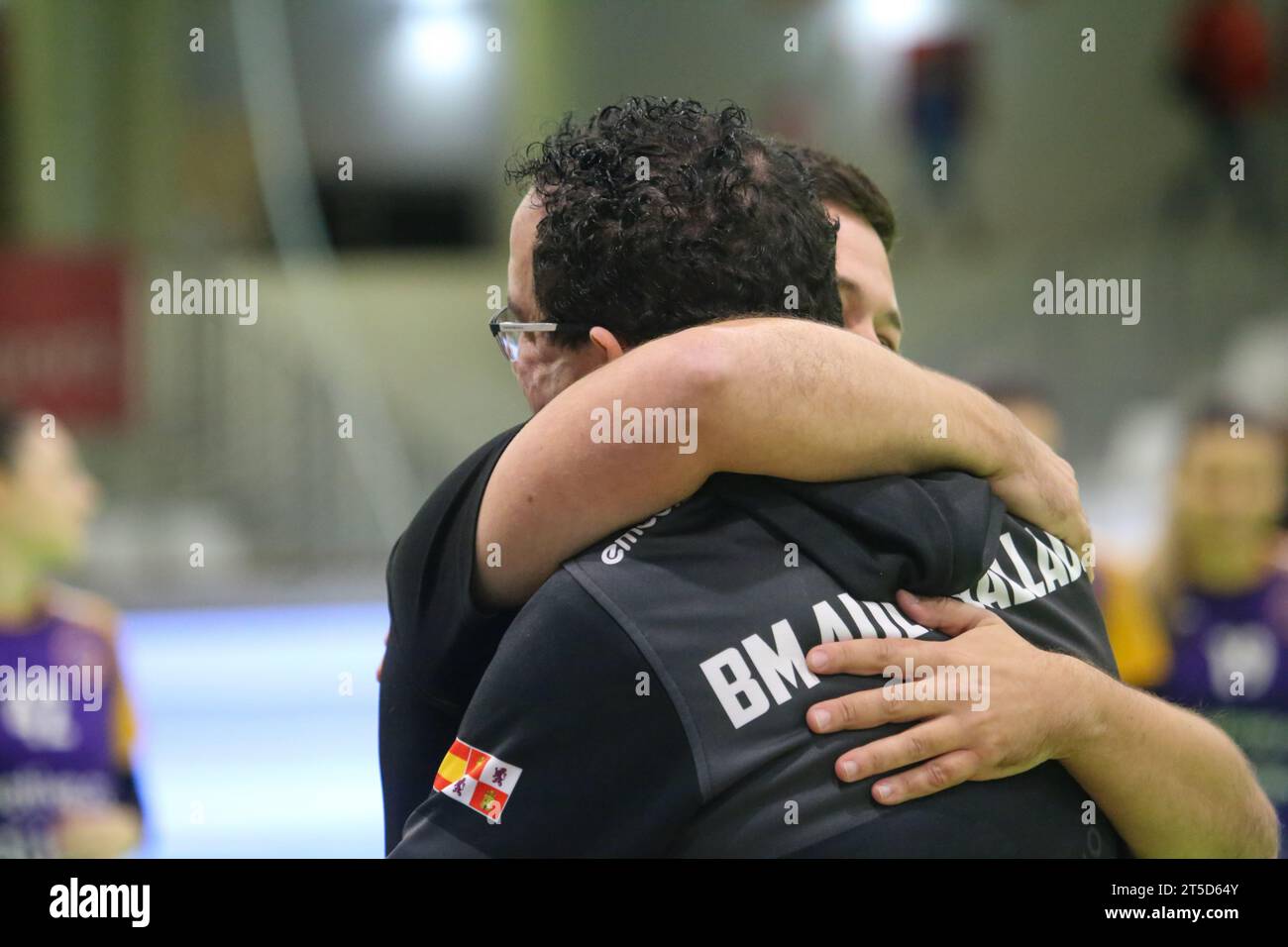 Gijon, Spanien, 4. November 2023: Die Trainer beider Mannschaften umarmen sich vor dem Spiel am 10. Spieltag der Liga Guerreras Iberdrola 2023-24 zwischen Motive.Co Gijon Balonmano La Calzada und Caja Rural Aula Valladolid am 4. November 2023 im Arena Pavillon in Gijon, Spanien. Quelle: Alberto Brevers / Alamy Live News. Stockfoto