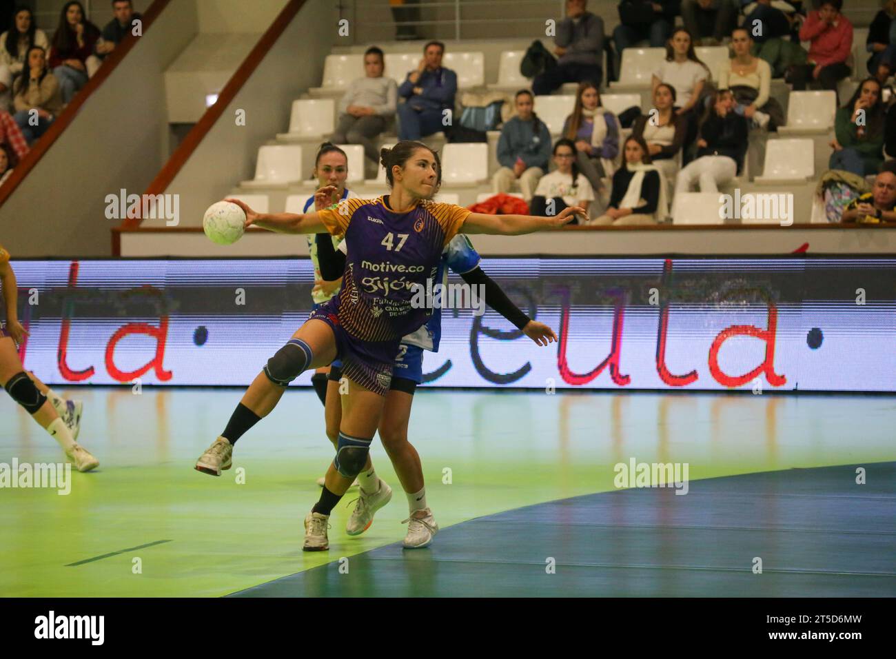 Gijon, Spanien, 4. November 2023: der Spieler von Motive.Co Gijon Balonmano La Calzada, Nayla de Andres (47) schießt am 10. Spieltag der Liga Guerreras Iberdrola 2023-24 zwischen Motive.Co Gijon Balonmano La Calzada und der Caja Rural Aula Valladolid am 4. November 2023 im Arena Pavillon in Gijon, Spanien. Quelle: Alberto Brevers / Alamy Live News. Stockfoto