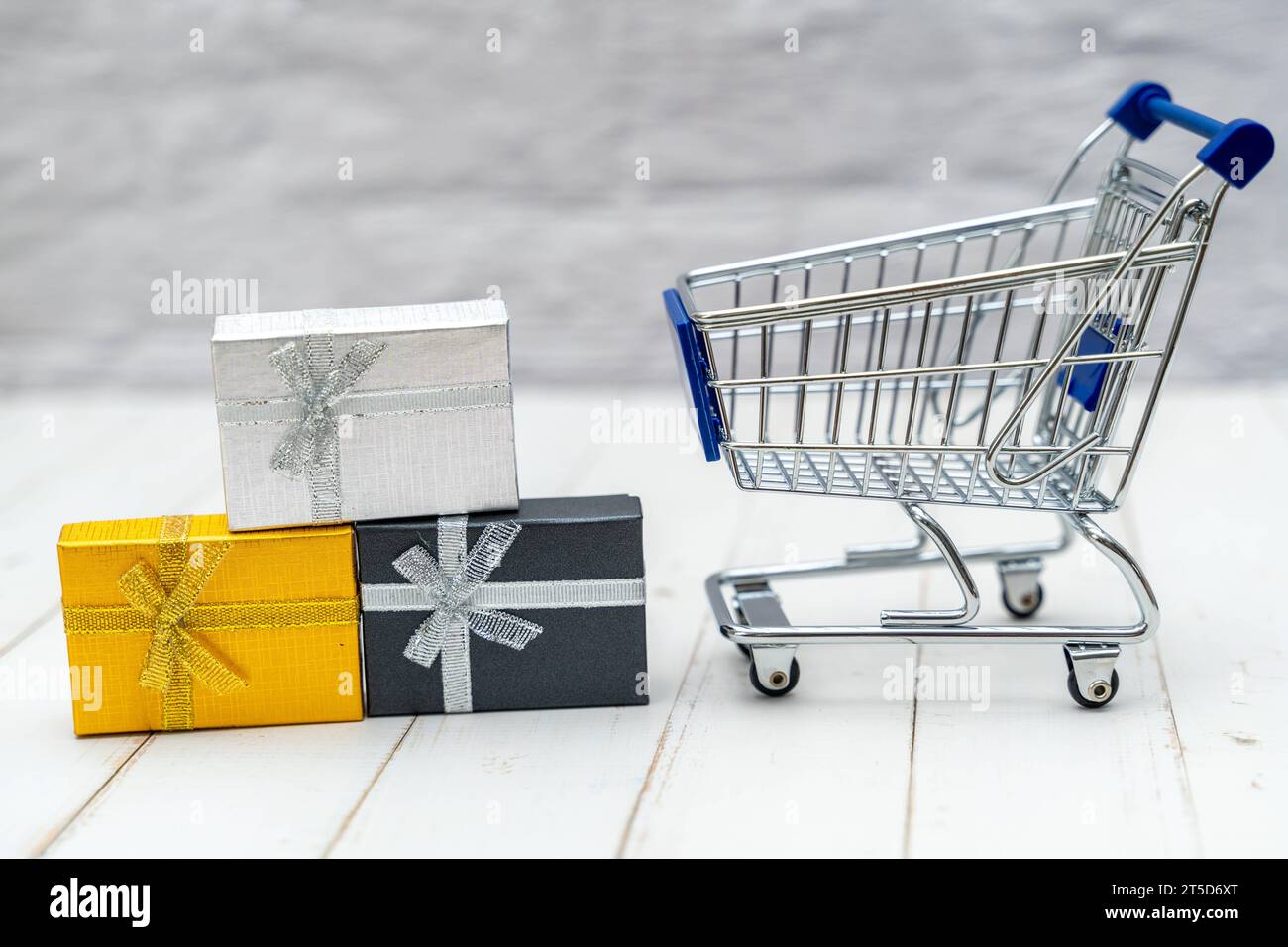 Augsburg, Bayern, Deutschland - 4. November 2023: Einkaufswagen mit verpackten Geschenken *** Einkaufswagen mit verpackten Präsenten Credit: Imago/Alamy Live News Stockfoto