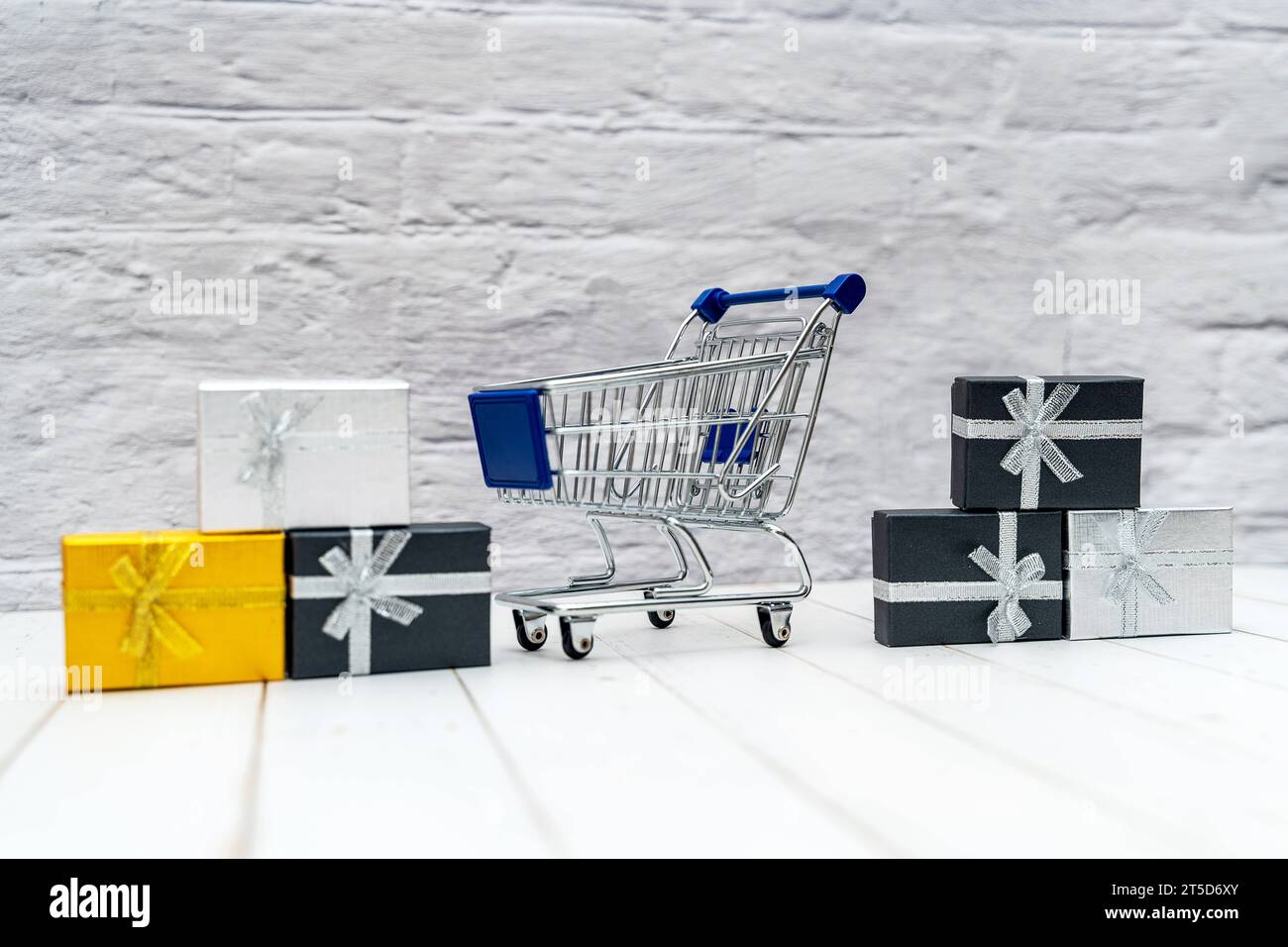 Augsburg, Bayern, Deutschland - 4. November 2023: Einkaufswagen mit verpackten Geschenkboxen *** Einkaufswagen mit verpackten Geschenkboxen Credit: Imago/Alamy Live News Stockfoto