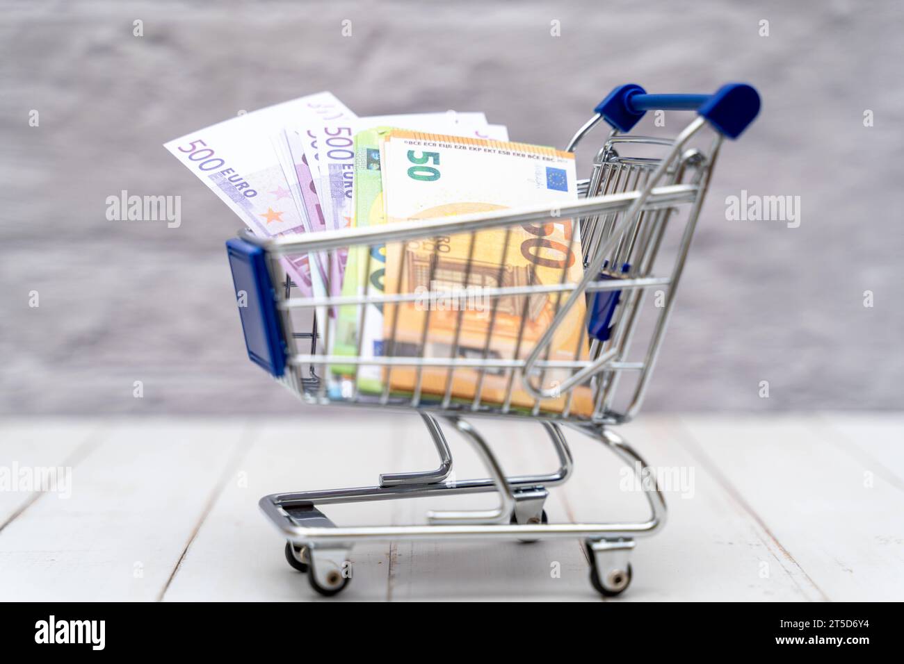 Augsburg, Bayern, Deutschland - 4. November 2023: Geldscheine in einem Miniatureinkaufswagen. Euro Geld *** Banknoten in einem Miniatur-Einkaufswagen. Euro Money Credit: Imago/Alamy Live News Stockfoto