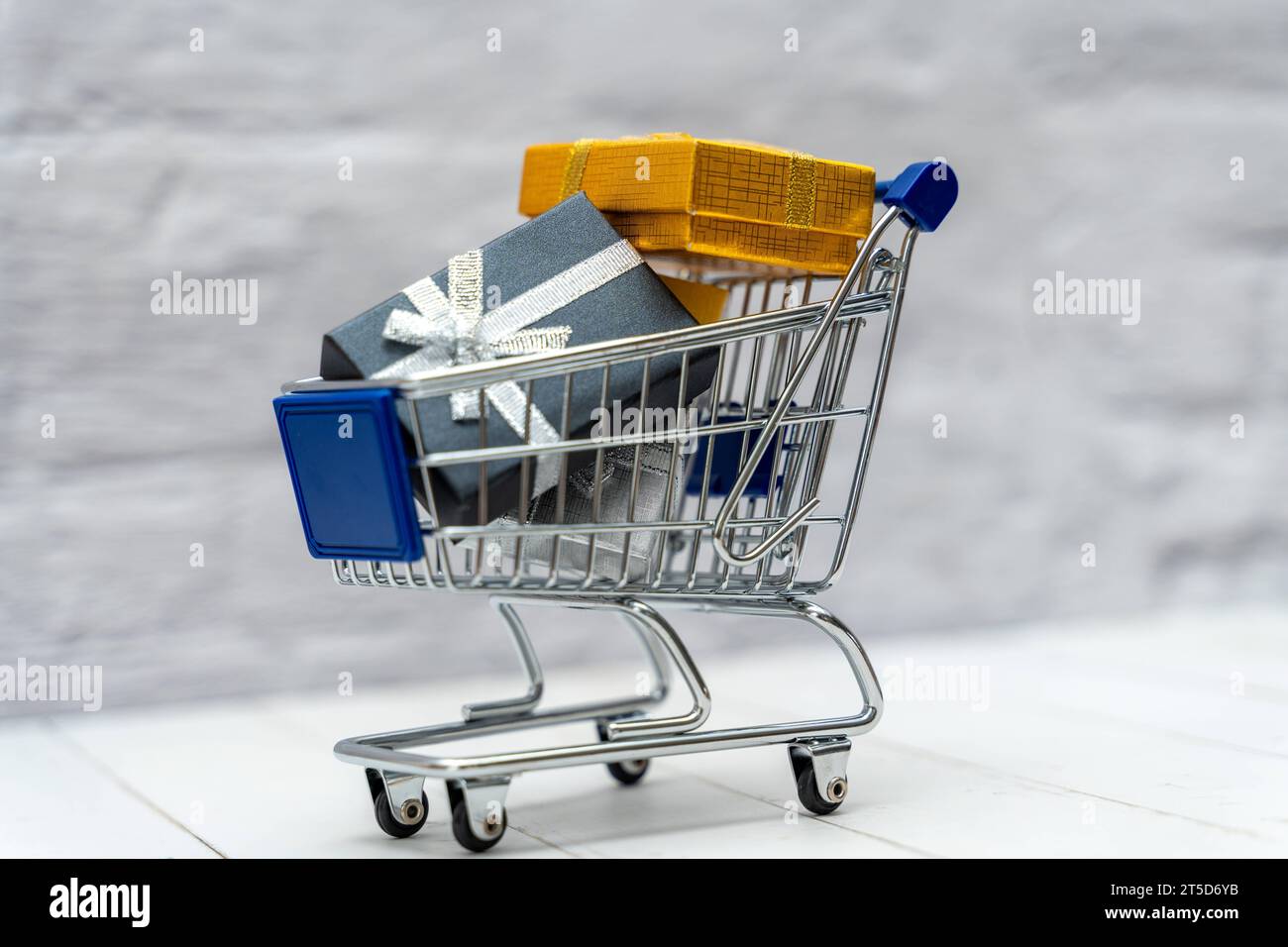 Augsburg, Bayern, Deutschland - 4. November 2023: Einkaufswagen mit verpackten Geschenken *** Einkaufswagen mit verpackten Präsenten Credit: Imago/Alamy Live News Stockfoto