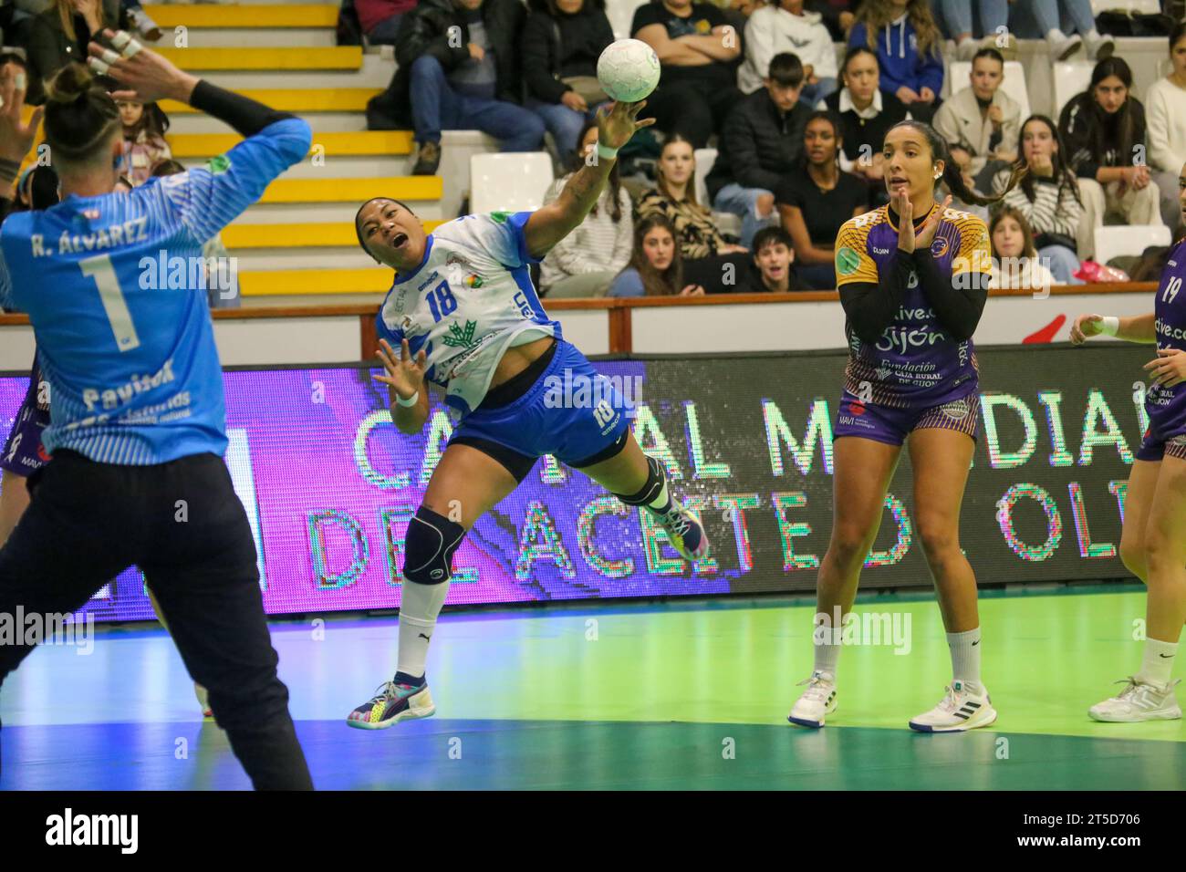 Gijon, Spanien, 4. November 2023: Caja Rural Aula Valladolid-Spielerin Lorena Aide Tellez (18) schießt am 10. Spieltag der Liga Guerreras Iberdrola 2023-24 zwischen Motive.Co Gijon Balonmano La Calzada und Caja Rural Aula Valladolid am 4. November 2023 im Arena Pavillon in Gijon, Spanien. Quelle: Alberto Brevers / Alamy Live News. Stockfoto