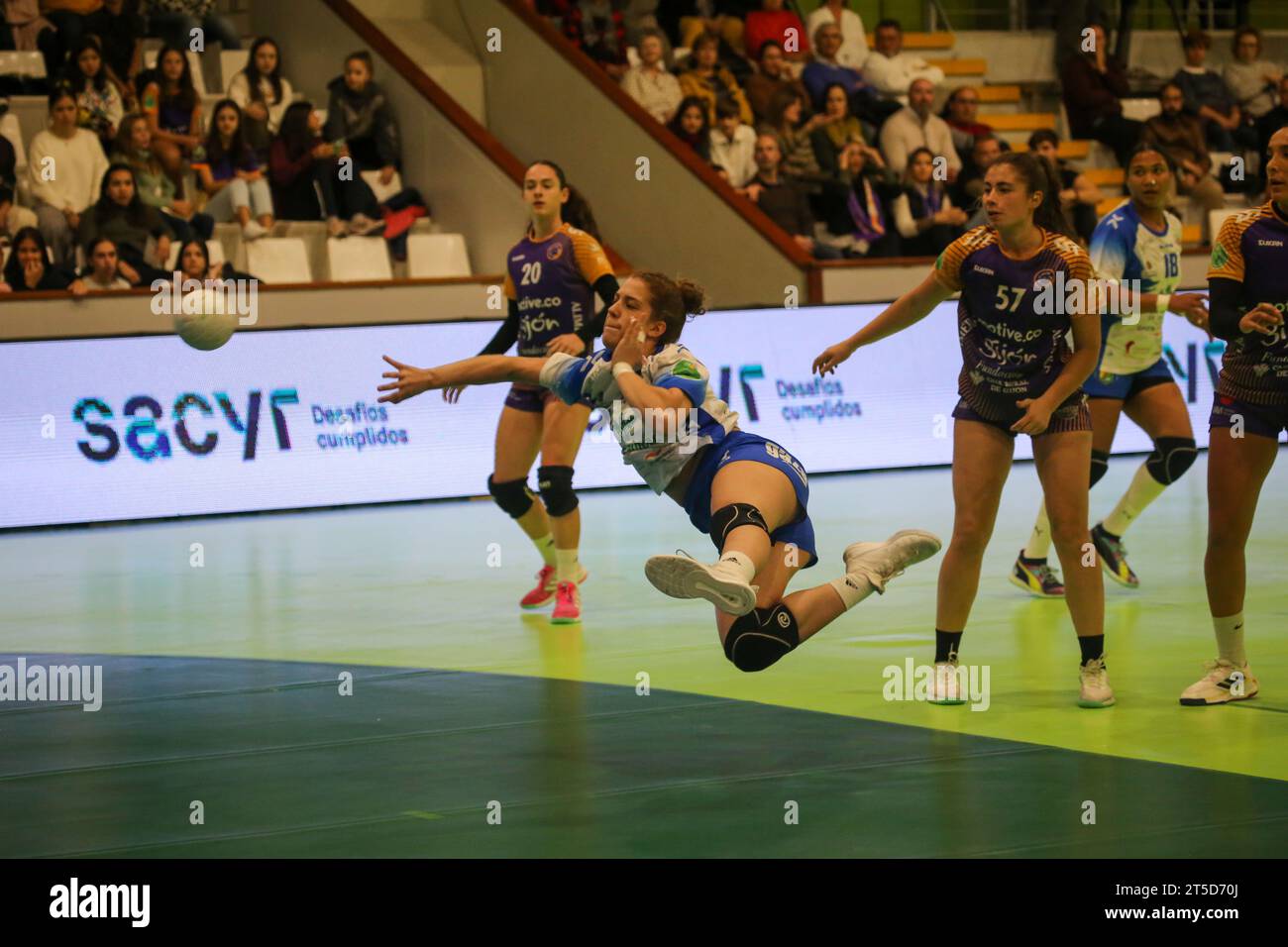 Gijon, Spanien, 4. November 2023: Caja Rural Aula Valladolid-Spielerin Savina Gabriela Bergara (41) schießt am 10. Spieltag der Liga Guerreras Iberdrola 2023-24 zwischen Motive.Co Gijon Balonmano La Calzada und Caja Rural Aula Valladolid am 4. November 2023 im Arena Pavillon in Gijon, Spanien. Quelle: Alberto Brevers / Alamy Live News. Stockfoto