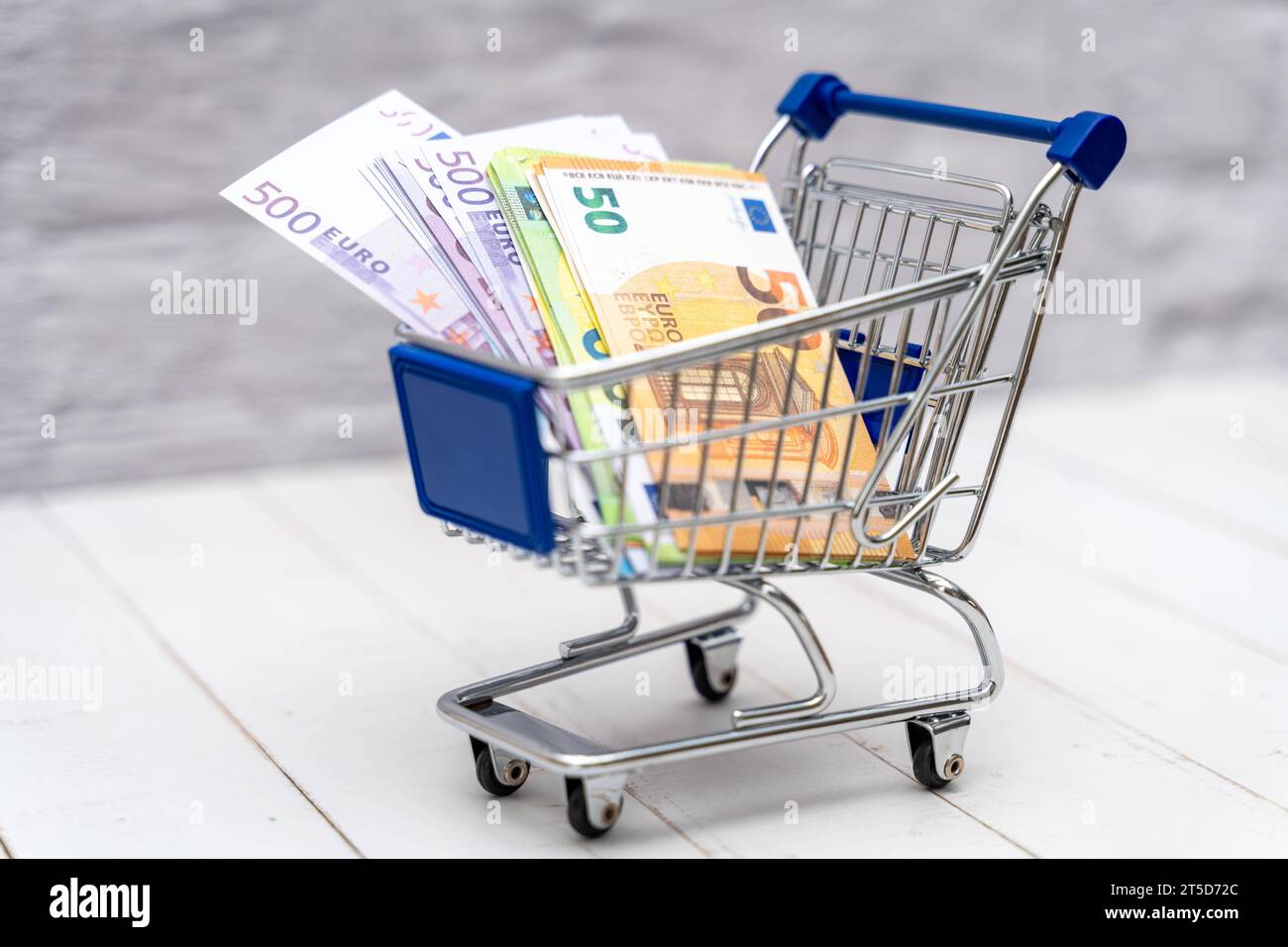 Augsburg, Bayern, Deutschland - 4. November 2023: Geldscheine in einem Miniatureinkaufswagen. Euro Geld *** Banknoten in einem Miniatur-Einkaufswagen. Euro Money Credit: Imago/Alamy Live News Stockfoto