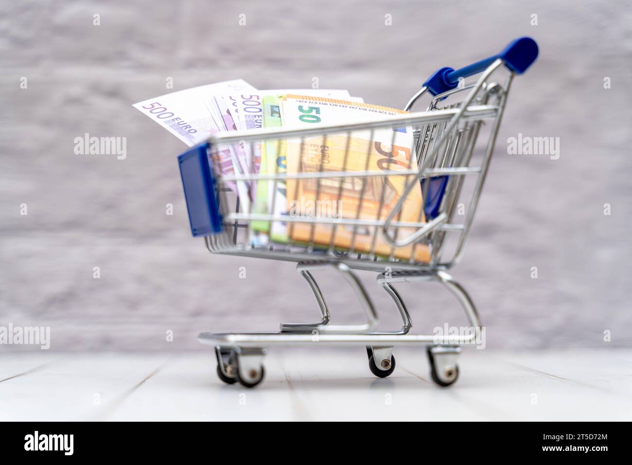 Augsburg, Bayern, Deutschland - 4. November 2023: Geldscheine in einem Miniatureinkaufswagen. Euro Geld *** Banknoten in einem Miniatur-Einkaufswagen. Euro Money Credit: Imago/Alamy Live News Stockfoto