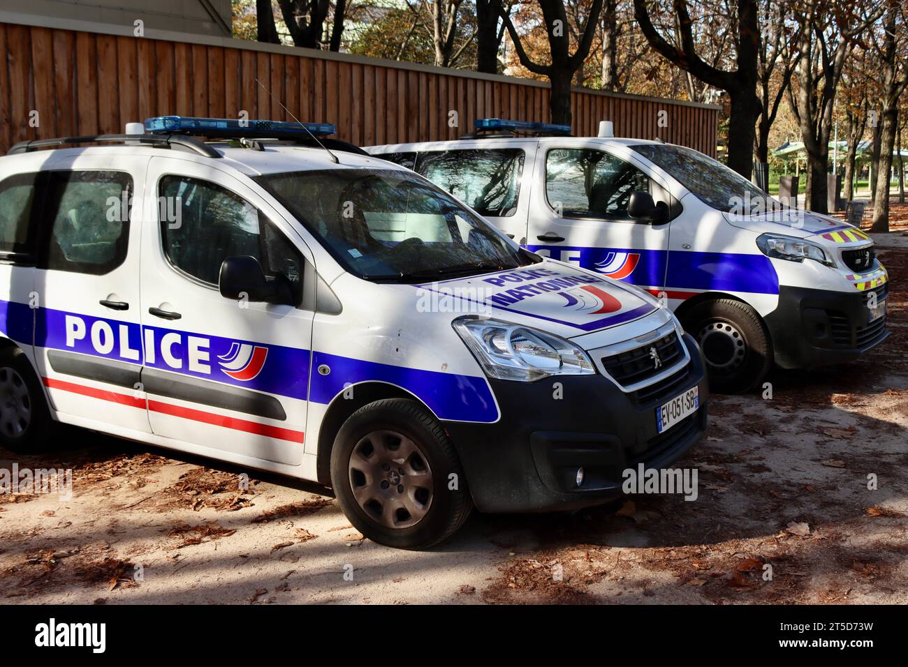 Polizeiwagen parkten in der Nähe der Avenue de Champs-Elysées in Paris, Frankreich Stockfoto