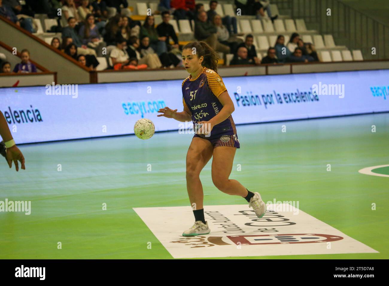 Gijon, Spanien, 4. November 2023: der Spieler von Motive.Co Gijon Balonmano La Calzada, Rocio Rojas (57) dribbelt den Ball am 10. Spieltag der Liga Guerreras Iberdrola 2023-24 zwischen Motive.Co Gijon Balonmano La Calzada und der Caja Rural Aula Valladolid am 4. November 2023 im Arena Pavillon in Gijon, Spanien. Quelle: Alberto Brevers / Alamy Live News. Stockfoto