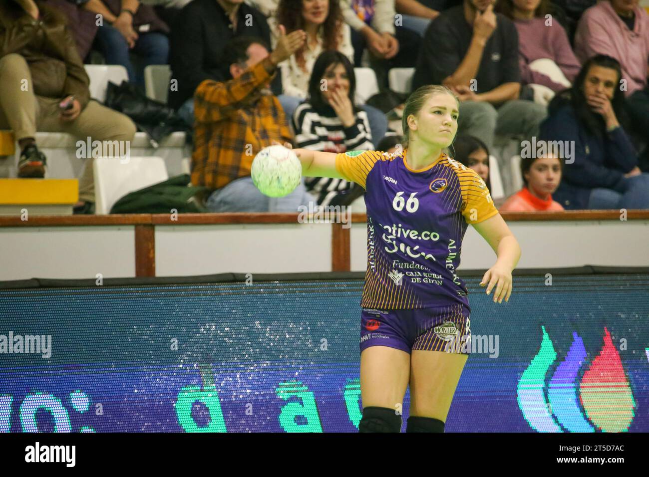 Gijon, Spanien, 4. November 2023: der Spieler von Motive.Co Gijon Balonmano La Calzada, Dorottya Margit (66) mit dem Ball während des 10. Spieltages der Liga Guerreras Iberdrola 2023-24 zwischen Motive.Co Gijon Balonmano La Calzada und der Caja Rural Aula Valladolid am 4. November 2023 im Arena Pavillon in Gijon, Spanien. Quelle: Alberto Brevers / Alamy Live News. Stockfoto