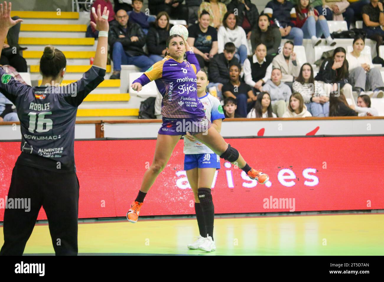 Gijon, Spanien, 4. November 2023: der Spieler von Motive.Co Gijon Balonmano La Calzada, Paula Maria Valdivia (8) schießt am 10. Spieltag der Liga Guerreras Iberdrola 2023-24 zwischen Motive.Co Gijon Balonmano La Calzada und der Caja Rural Aula Valladolid am 4. November 2023 im Arena Pavillon in Gijon, Spanien. Quelle: Alberto Brevers / Alamy Live News. Stockfoto