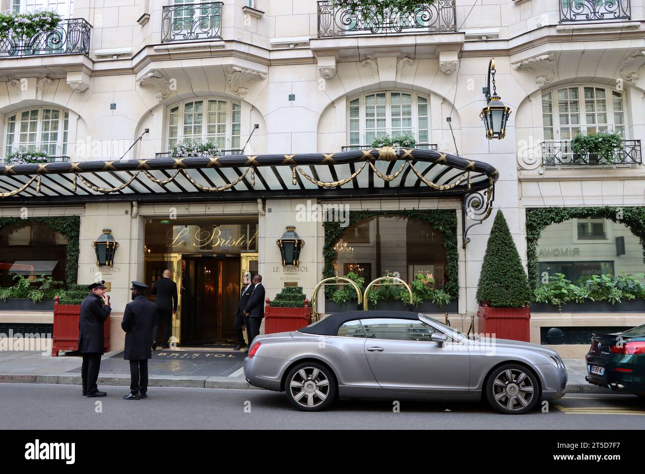 Hotel Le Bristol in der Rue du Faubourg Saint-Honoré in Paris, Frankreich Stockfoto