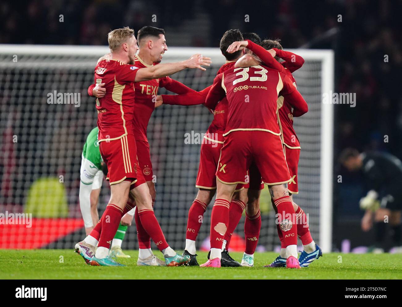 Aberdeen-Spieler feiern nach dem Halbfinalspiel des Viaplay Cup im Hampden Park, Glasgow. Bilddatum: Samstag, 4. November 2023. Stockfoto