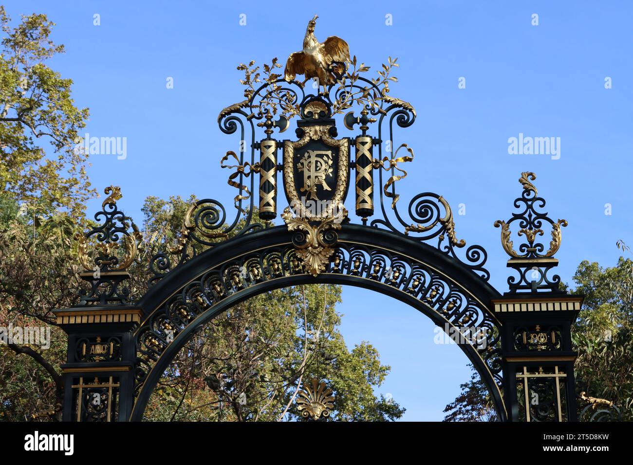Der „Hintereingang“, Grille du Coq, zum Elysee-Palast, der offiziellen Residenz des Präsidenten der Französischen Republik, in der Rue Gabriel in Paris, Frankreich Stockfoto