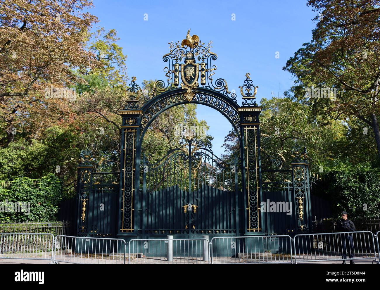 Der „Hintereingang“, Grille du Coq, zum Elysee-Palast, der offiziellen Residenz des Präsidenten der Französischen Republik, in der Rue Gabriel in Paris, Frankreich Stockfoto