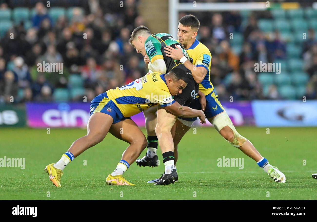 Northampton ENGLAND - 4. November 2023 : Tommy Freeman von Northampton Saints wird im Cinch Stadium Franklin’s Gardens von Max Ojomoh und Cameron Redpath von Bath Rugby angegriffen. Northampton Großbritannien. Stockfoto