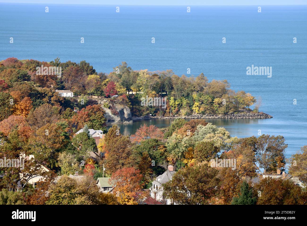 Die Herbstfarben im Lakewood Park und am Ufer des Lake Erie in Lakewood, Ohio Stockfoto