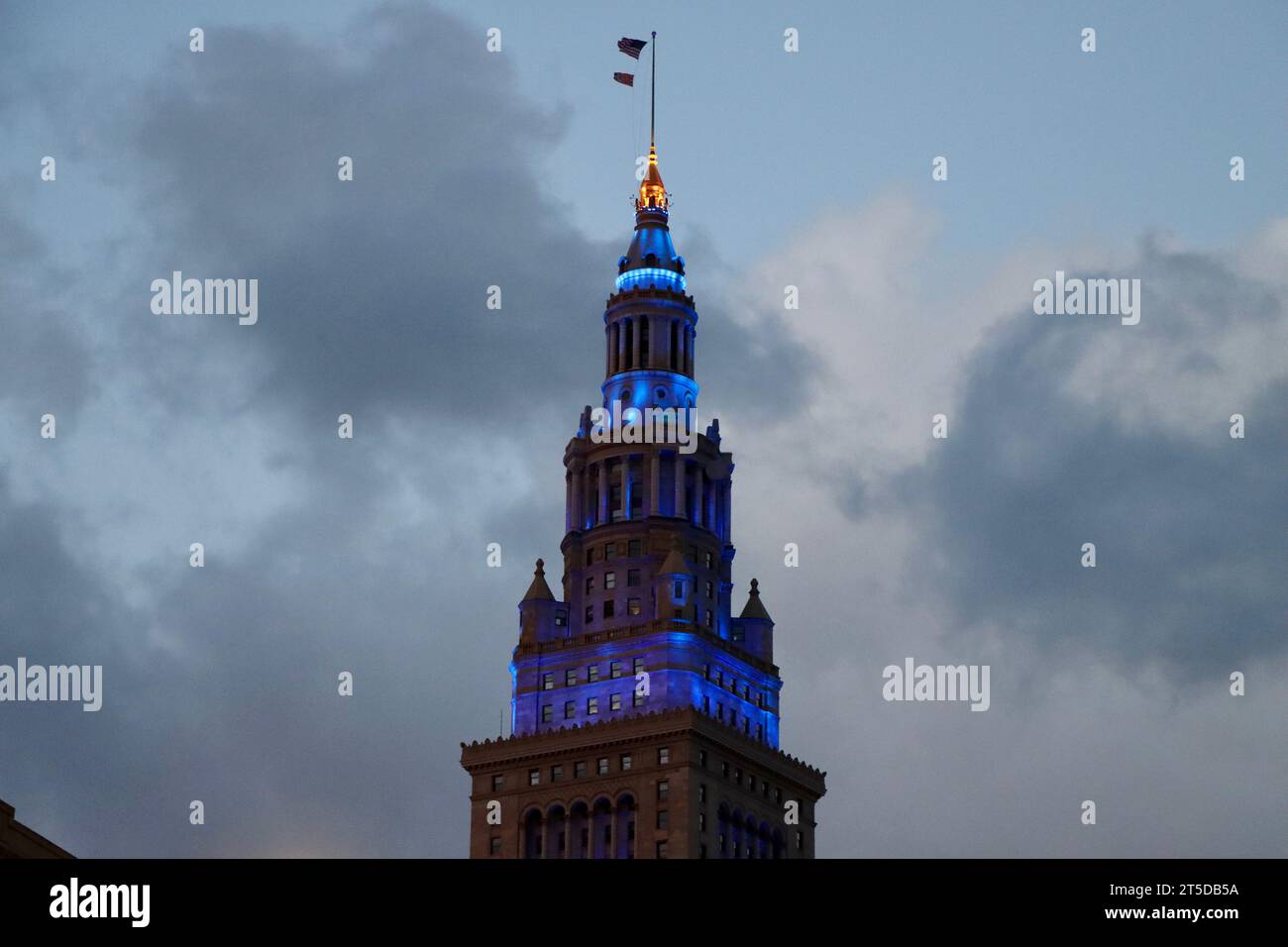 Oben auf dem Tower City Tower in Cleveland, von der Euclid Avenue im frühen Morgenlicht Anfang November 2023 aus gesehen Stockfoto