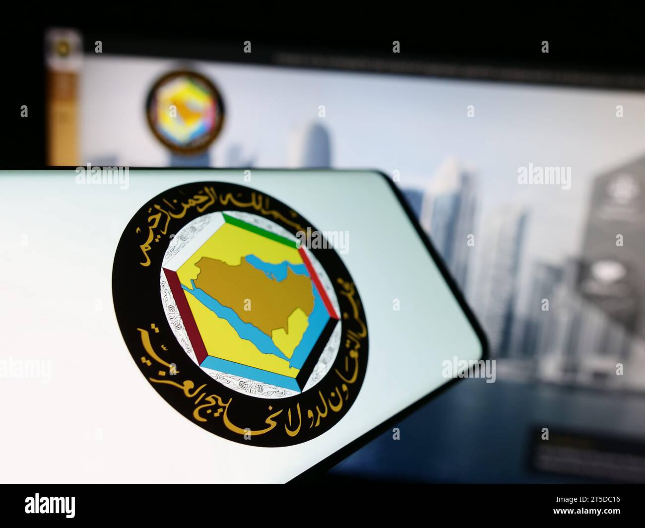 Smartphone mit Logo des Gulf Cooperation Council (GCC) der Arabischen union vor der Website. Fokussieren Sie sich auf die linke Mitte des Telefondisplays. Stockfoto