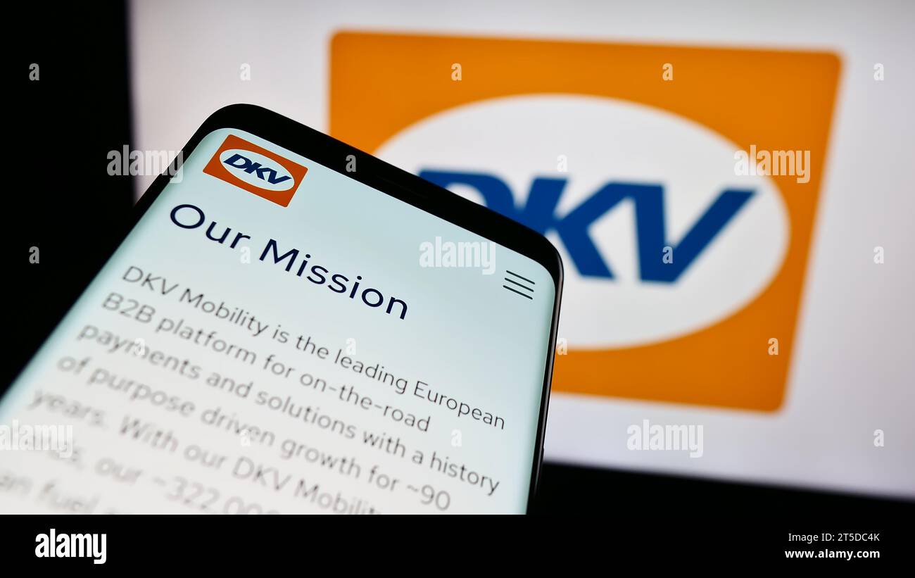 Smartphone mit Website des deutschen B2B-Zahlungsunternehmens DKV Mobility vor Geschäftslogo. Fokussieren Sie sich oben links auf der Telefonanzeige. Stockfoto
