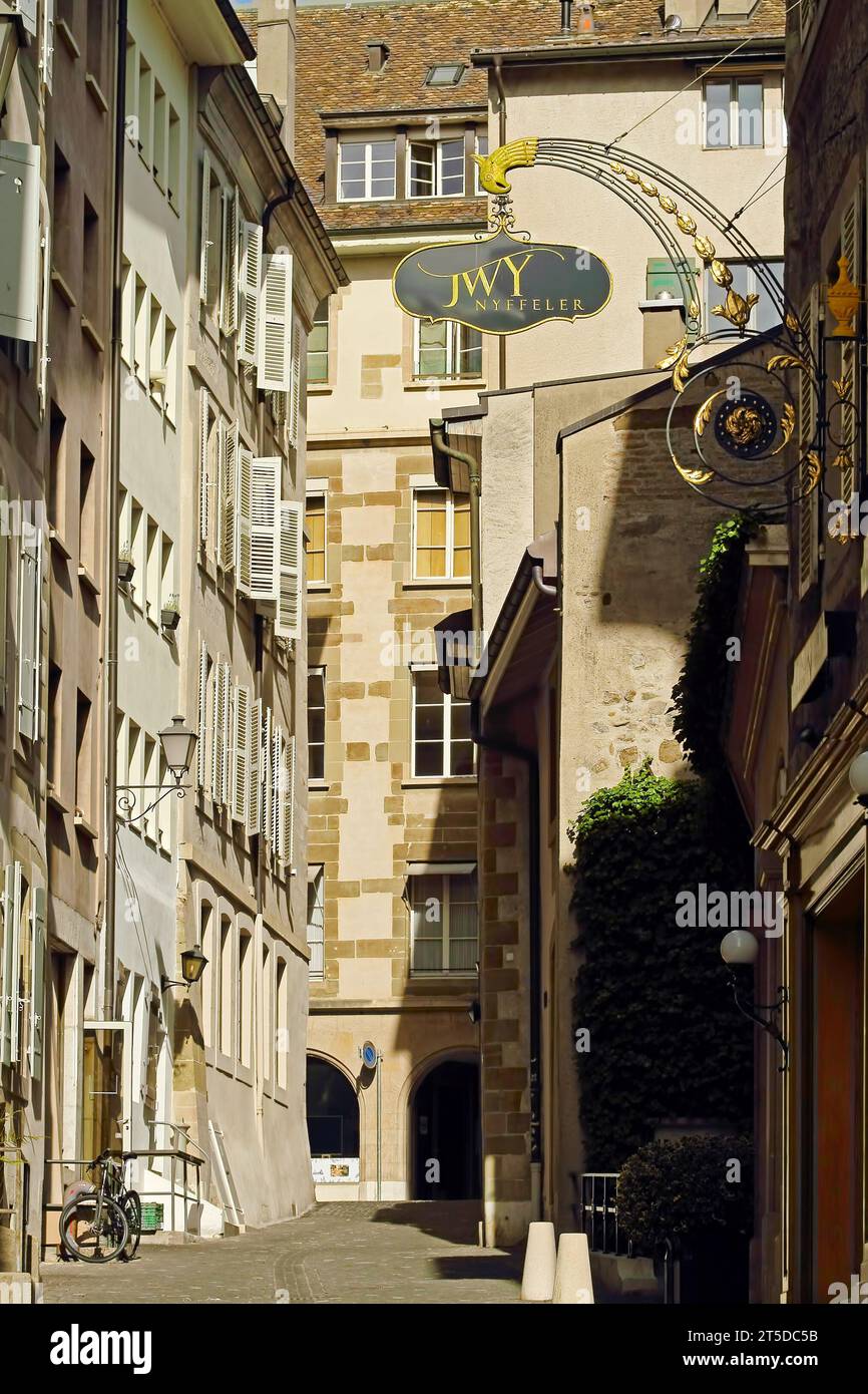 Fragment einer Straße in der Altstadt von Genf mit alten Häusern, Außenfassaden und Fenstern mit alten Holzläden. Genf, Schweiz. Stockfoto