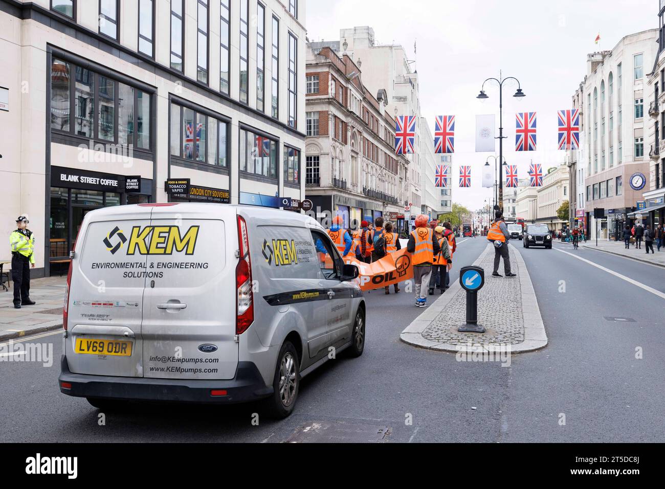 Halten Sie die Ölprotestierenden einfach auf, langsam entlang des Strandes zu marschieren, was einen milden Verkehr verursacht. Bild aufgenommen am 24. April 2023. © Belinda Jiao jiao.bilin@gmail.com 0 Stockfoto