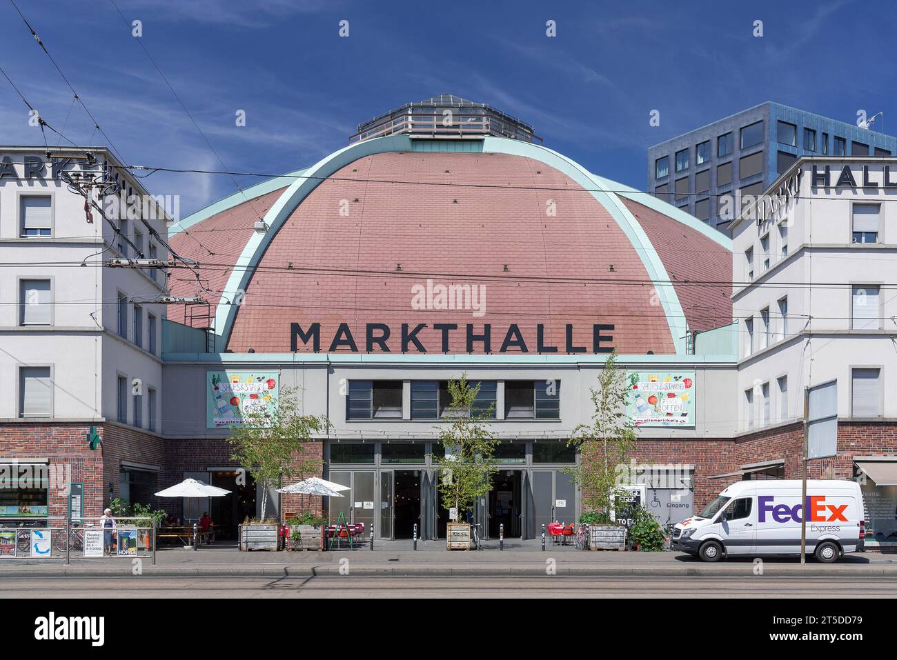 Basel, Schweiz - Schwerpunkt auf dem Basler Stadtmarkt, der Markthalle Basel mit ihrer Kuppel. Stockfoto