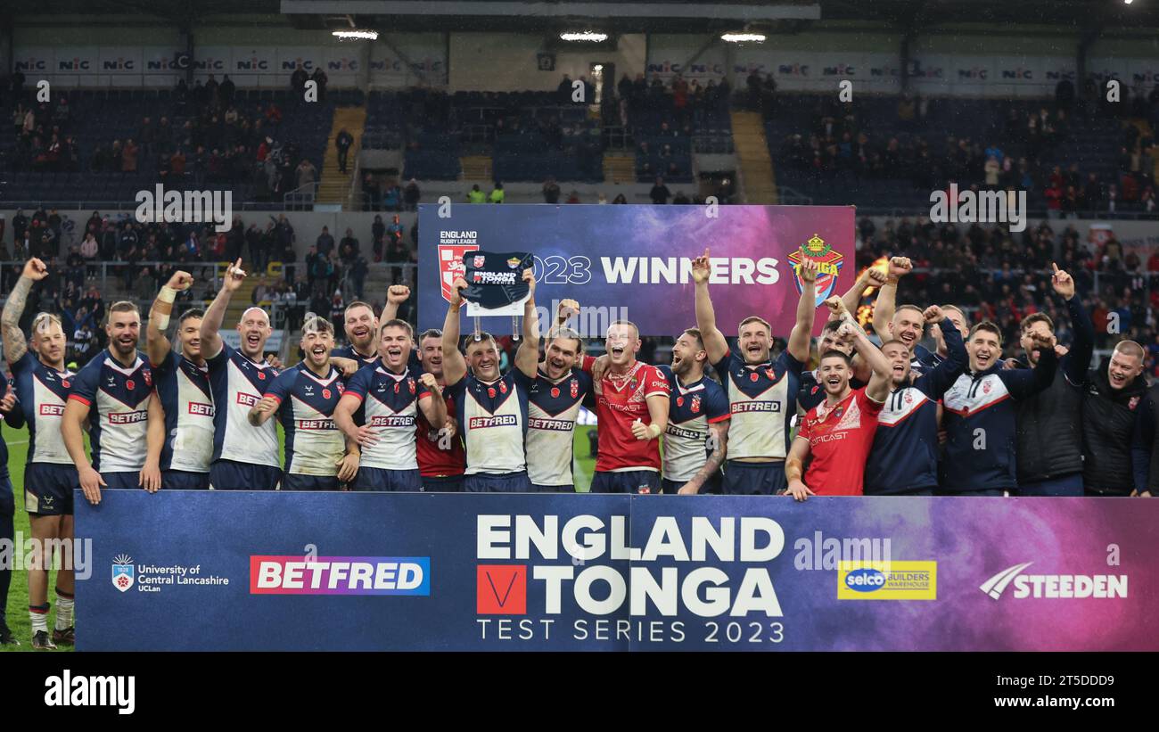 Leeds, Großbritannien. November 2023. AMT Headingley Stadium, Leeds, West Yorkshire, 4. November 2023. Rugby League International Test England Rugby League gegen Tonga Rugby League George Williams (Kapitän) aus England Rugby League feiert den Sieg der Testserie 3-0 über die Tonga Rugby League. Quelle: Touchlinepics/Alamy Live News Stockfoto