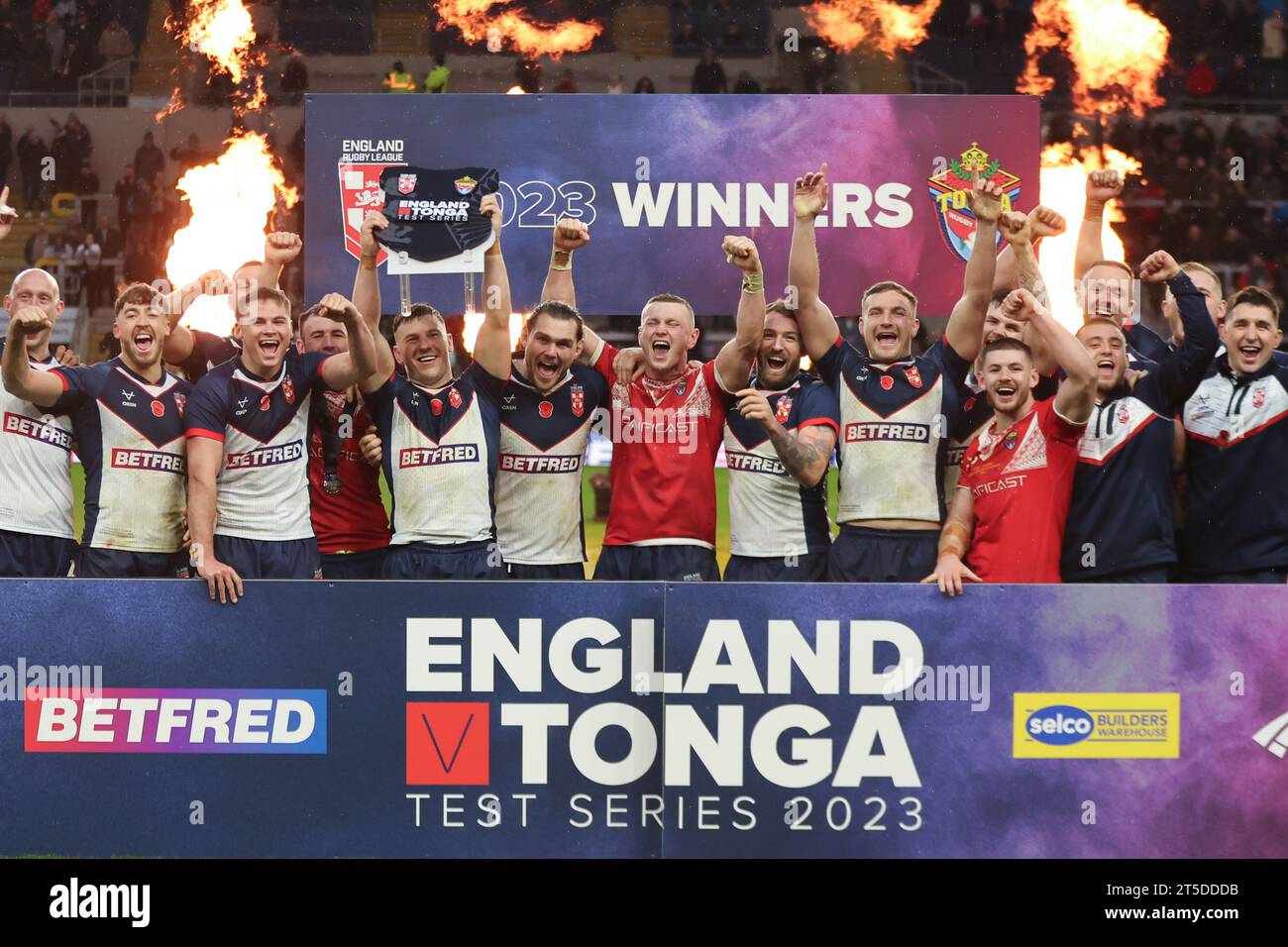 Leeds, Großbritannien. November 2023. AMT Headingley Stadium, Leeds, West Yorkshire, 4. November 2023. Rugby League International Test England Rugby League gegen Tonga Rugby League George Williams (Kapitän) aus England Rugby League feiert den Sieg der Testserie 3-0 über die Tonga Rugby League. Quelle: Touchlinepics/Alamy Live News Stockfoto