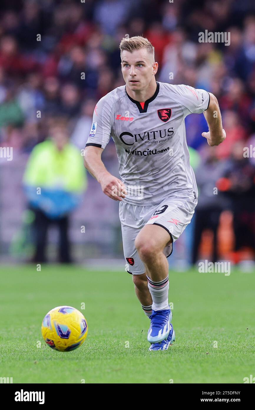 Salernitanas polnischer Mittelfeldspieler Mateusz Legowski kontrolliert den Ball während des Fußballspiels der Serie A zwischen Unione Sportiva Salernitana und SSC Napoli im Arechi-Stadion in Salerno am 4. November 2023. Stockfoto