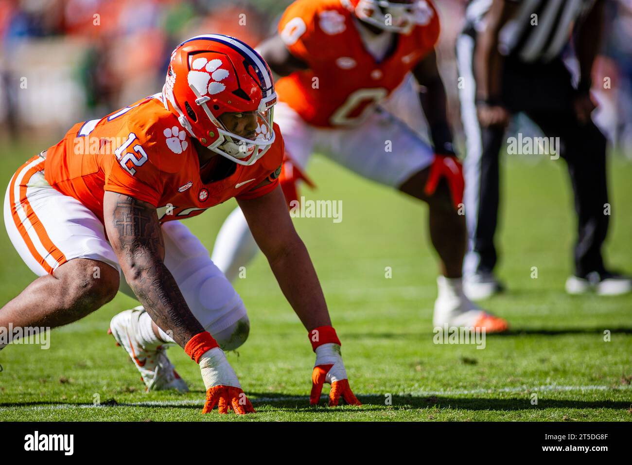 4. November 2023: Clemson Tigers Defensive End T.J. Parker (12) tritt im dritten Quartal des ACC Football Matchups im Memorial Stadium in Clemson, SC, gegen die Notre Dame Fighting Irish an. (Scott Kinser/CSM) Stockfoto