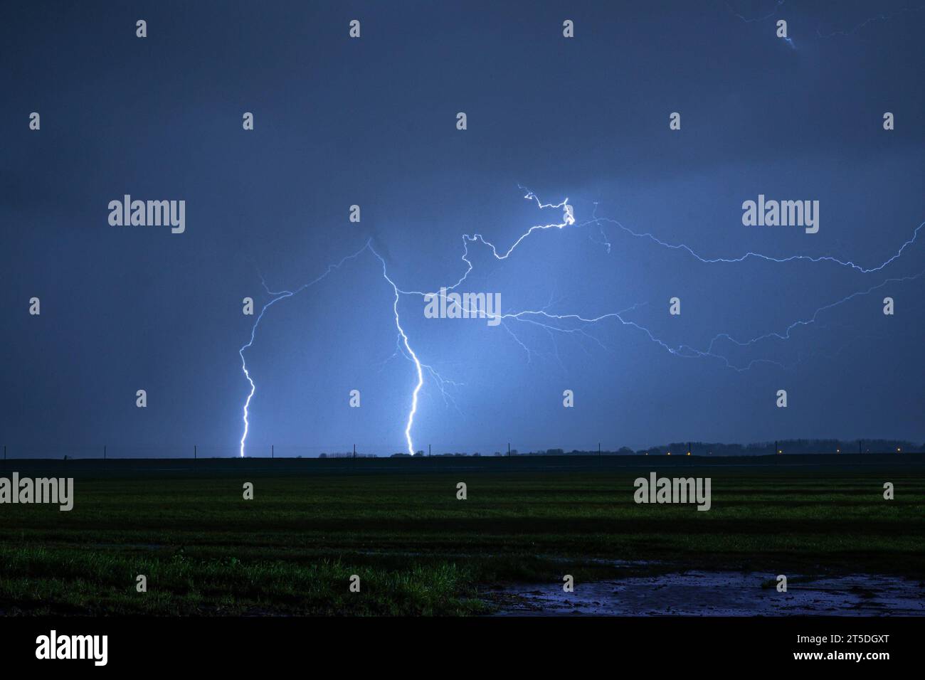 Heftige Blitze in einer stürmischen Nacht Stockfoto