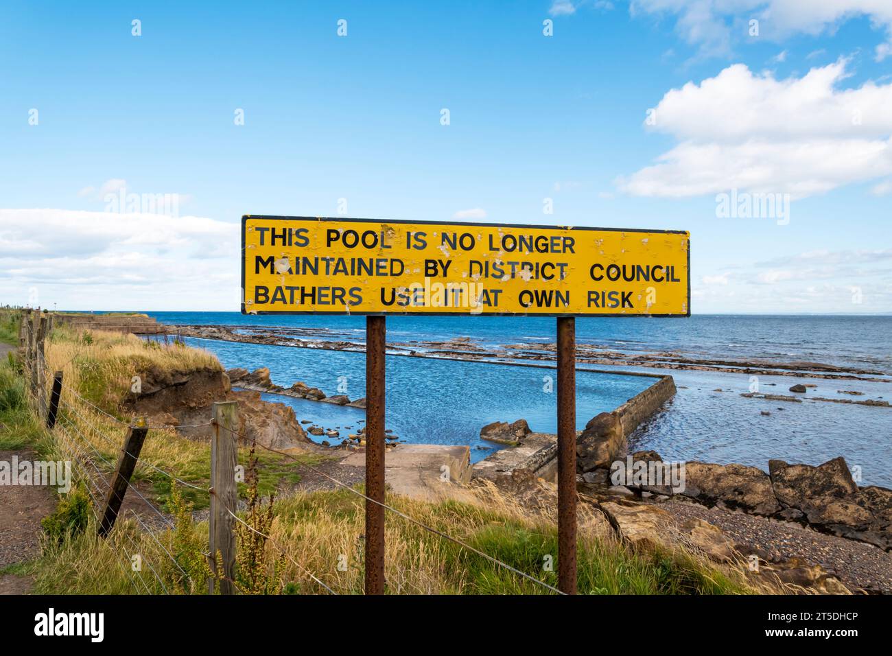 Ein Schild auf dem Gezeitenbadebecken in St. Monans warnt, dass es sich nicht um einen vom rat gepflegten Unterschlupf handelt und Badegäste es auf eigene Gefahr benutzen. Stockfoto