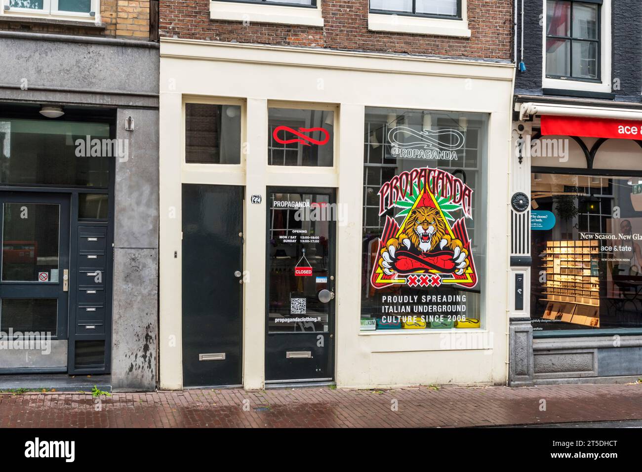 Das italienische Bekleidungsgeschäft Propaganda in der Haarlemmerstraat, Amsterdam. Stockfoto