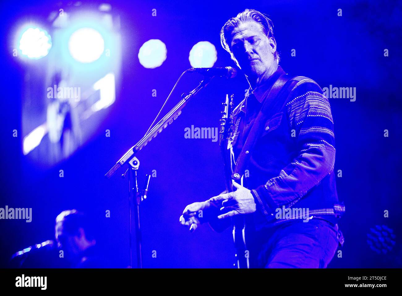 Amsterdam, Niederlande. November 2023. AMSTERDAM: Die US-amerikanische Rockband Queens of the Stone Age mit dem Sänger und Gitarristen Josh Homme während eines Auftritts im Ziggo Dome. ANP PAUL BERGEN niederlande Out - belgien Out Credit: ANP/Alamy Live News Stockfoto