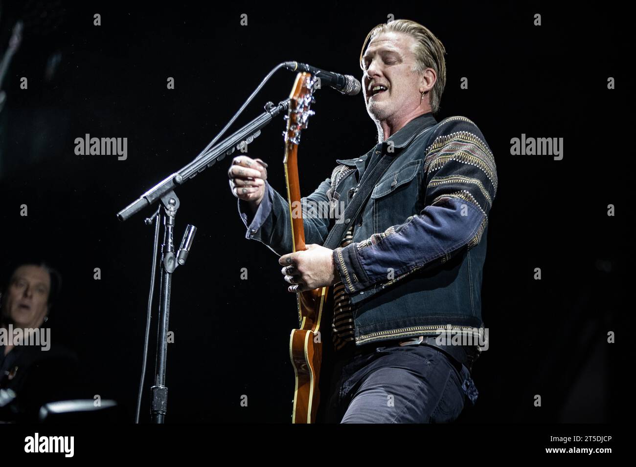 Amsterdam, Niederlande. November 2023. AMSTERDAM: Die US-amerikanische Rockband Queens of the Stone Age mit dem Sänger und Gitarristen Josh Homme während eines Auftritts im Ziggo Dome. ANP PAUL BERGEN niederlande Out - belgien Out Credit: ANP/Alamy Live News Stockfoto