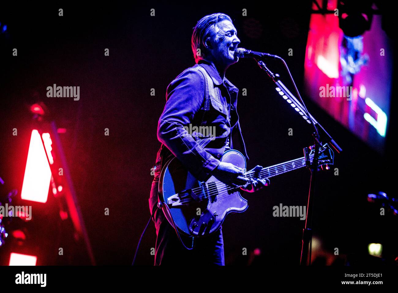 Amsterdam, Niederlande. November 2023. AMSTERDAM: Die US-amerikanische Rockband Queens of the Stone Age mit dem Sänger und Gitarristen Josh Homme während eines Auftritts im Ziggo Dome. ANP PAUL BERGEN niederlande Out - belgien Out Credit: ANP/Alamy Live News Stockfoto