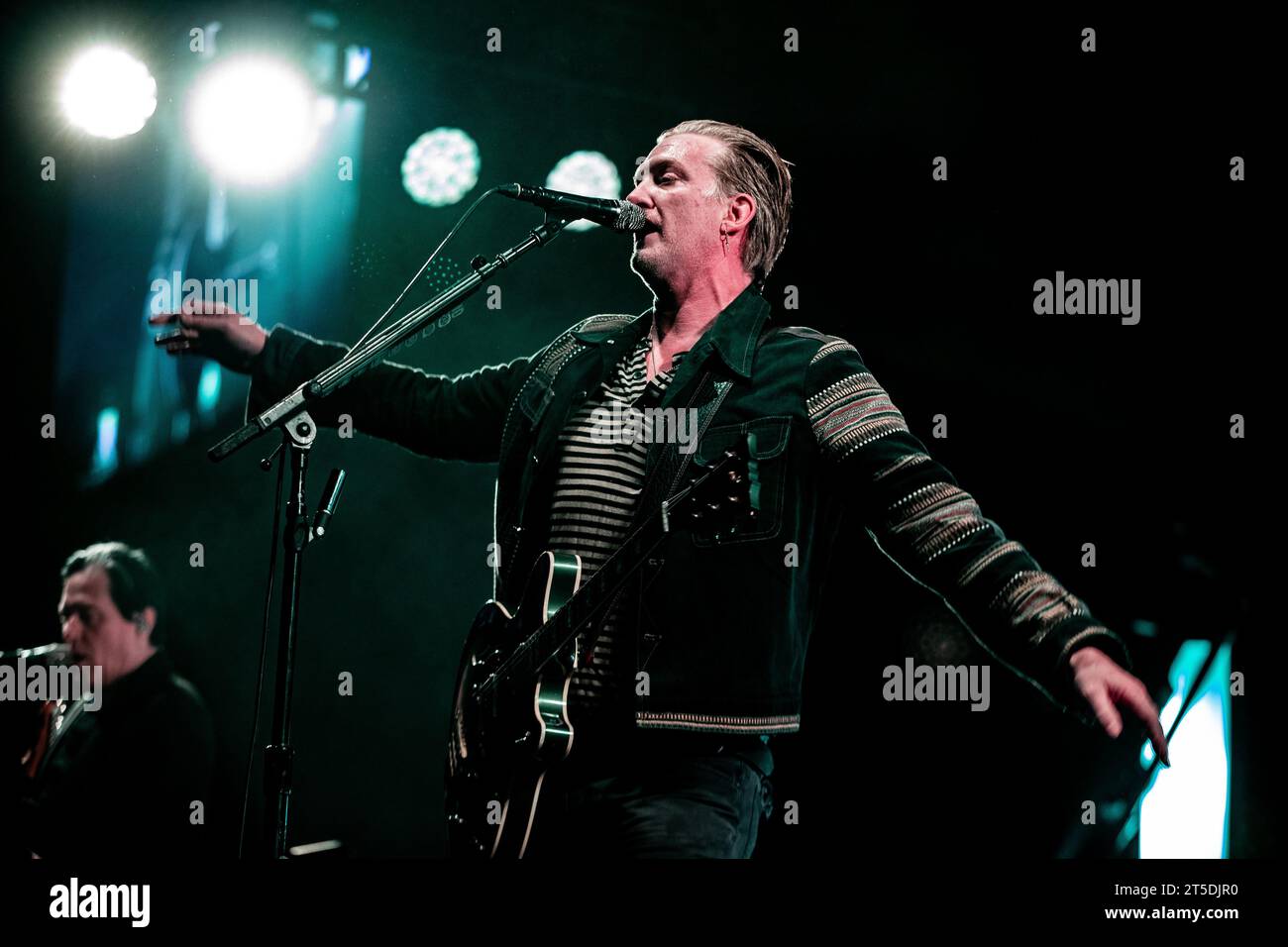 Amsterdam, Niederlande. November 2023. AMSTERDAM: Die US-amerikanische Rockband Queens of the Stone Age mit dem Sänger und Gitarristen Josh Homme während eines Auftritts im Ziggo Dome. ANP PAUL BERGEN niederlande Out - belgien Out Credit: ANP/Alamy Live News Stockfoto
